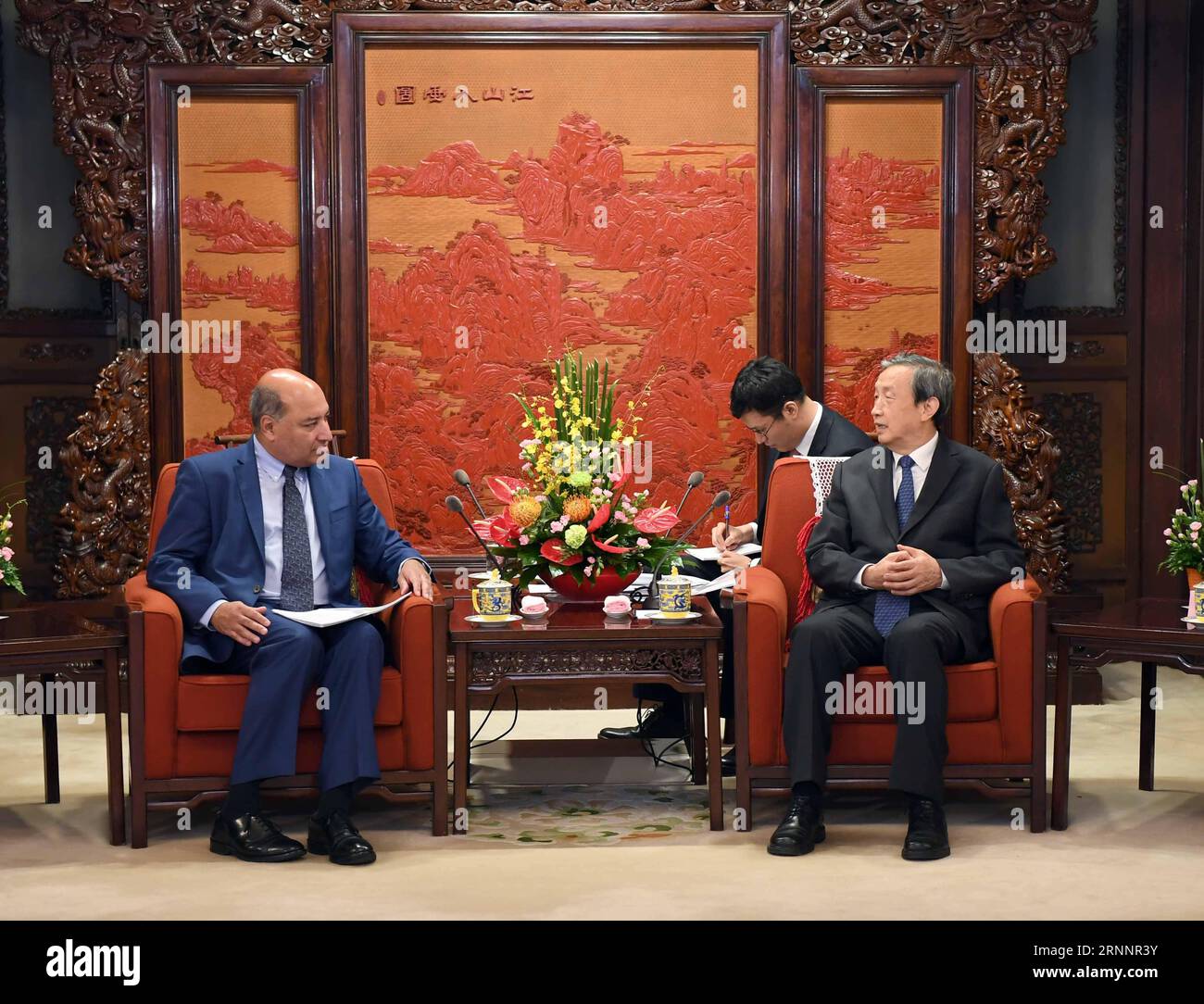 (170725) -- BEIJING, le 25 juillet 2017 -- le vice-premier ministre chinois Ma Kai(R) rencontre le président de la Banque européenne pour la reconstruction et le développement (BERD), Suma Chakrabarti, à Beijing, en Chine, le 25 juillet 2017. (clq) CHINA-BEIJING-ma KAI-BERD-MEETING(CN) ZhangxDuo PUBLICATIONxNOTxINxCHN Beijing juillet 25 2017 le vice-premier ministre chinois ma Kai r rencontre Suma Chakrabarti, président de la BERD de la Banque européenne pour la reconstruction et le développement à Beijing Chine juillet 25 2017 CLQ Chine Beijing Ma Kai BERD Meeting CN ZhangxDuo PUBLICATIONxNOTxNOTxINxINxCHN Banque D'Images