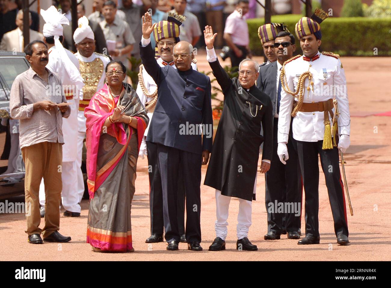 Bilder des Tages (170725) -- NEW DELHI, le 25 juillet 2017 -- le président indien nouvellement élu RAM Nath Kovind (3e R, front) et son prédécesseur Pranab Mukherjee (2e R, front) ont défilé au Palais présidentiel après la cérémonie d'assermentation à New Delhi, le 25 juillet 2017. RAM Nath Kovind a prêté serment mardi en tant que 14e président de l Inde. )(whw) INDIA-NEW DELHI-RAM NATH KOVIND-NEW INDIAN PRESIDENT ParthaxSarkar PUBLICATIONxNOTxINxCHN Images le jour New Delhi juillet 25 2017 le président indien nouvellement élu RAM Nath 3rd r Front et son prédécesseur Pranab Mukherjee 2nd r Front Wave AU Palais présidentiel après le Banque D'Images