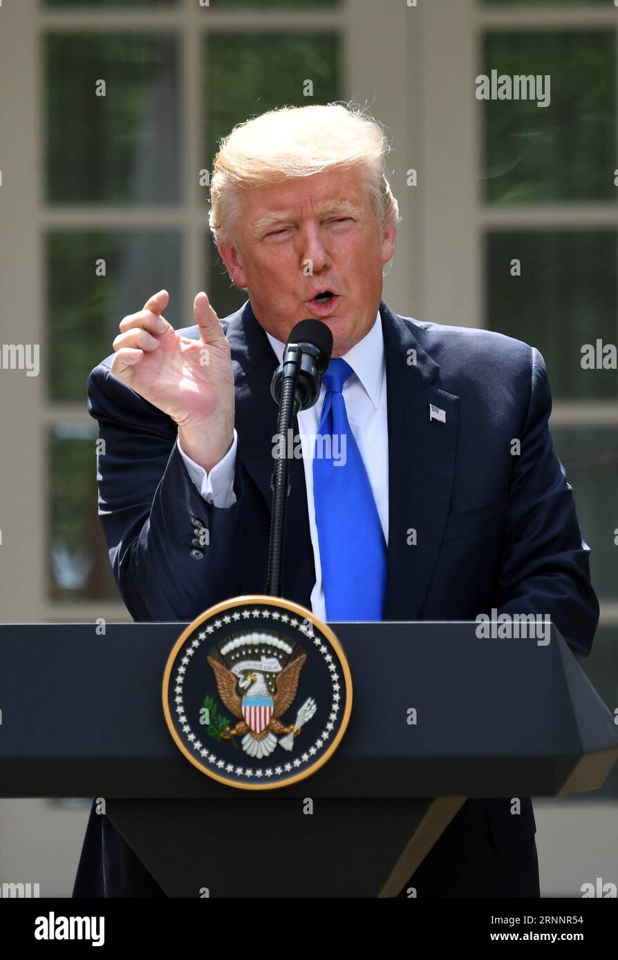 Trump BEI PK mit Saad Hairi (170725) -- WASHINGTON, 25 juillet 2017 -- le président américain Donald Trump s'exprime lors d'une conférence de presse conjointe avec le Premier ministre libanais Saad Hariri (absent de la photo) à la Maison Blanche à Washington D.C., aux États-Unis, le 25 juillet 2017. Le président américain Donald Trump a déclaré lors de la conférence de presse conjointe mardi qu'il ne voulait pas laisser le président syrien Bachar al-Assad s'en tirer avec les actions horribles qu'il a faites. États-Unis-WASHINGTON D.C.-TRUMP-SYRIA-ASSAD YinxBogu PUBLICATIONxNOTxINxCHN Trump à la conférence de presse avec Saad Washington juillet 25 2017 le président de l'U S Banque D'Images