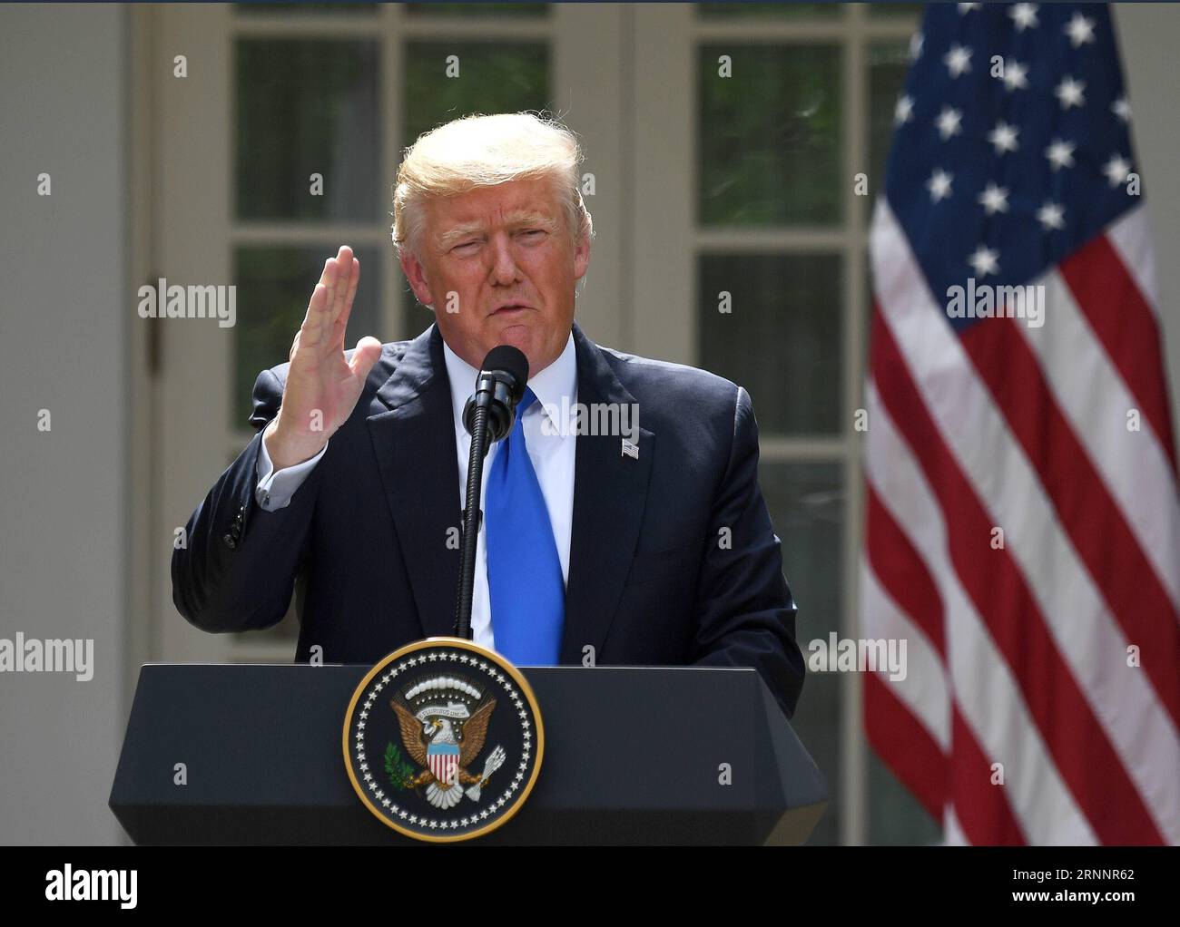 Trump BEI PK mit Saad Hairi (170725) -- WASHINGTON, 25 juillet 2017 -- le président américain Donald Trump s'exprime lors d'une conférence de presse conjointe avec le Premier ministre libanais Saad Hariri (absent de la photo) à la Maison Blanche à Washington D.C., aux États-Unis, le 25 juillet 2017. Le président américain Donald Trump a déclaré lors de la conférence de presse conjointe mardi qu'il ne voulait pas laisser le président syrien Bachar al-Assad s'en tirer avec les actions horribles qu'il a faites. États-Unis-WASHINGTON D.C.-TRUMP-SYRIA-ASSAD YinxBogu PUBLICATIONxNOTxINxCHN Trump à la conférence de presse avec Saad Washington juillet 25 2017 le président de l'U S Banque D'Images