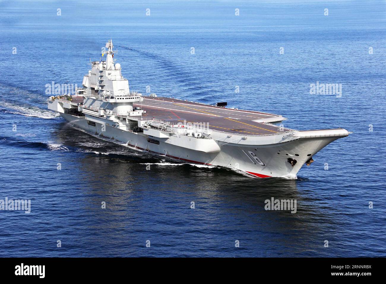 (170726) -- PÉKIN, le 26 juillet 2017 -- une photo non datée montre le premier porte-avions de Chine, le Liaoning, naviguant sur la mer. Ce fut une grande année pour l armée chinoise, l Armée populaire de libération (APL) célébrant son 90e anniversaire. Alors que le 1 août, date de naissance de l APL, approche, l armée du pays a montré combien sa capacité militaire a augmenté et combien elle est engagée dans le maintien de la paix mondiale. L’APL a parcouru un long chemin depuis sa naissance lors du soulèvement armé dans la ville de Nanchang le 1 août 1927, alors qu’elle ne comptait que 20 000 soldats. Quatre-vingt-dix ans plus tard, le pays se vante Banque D'Images