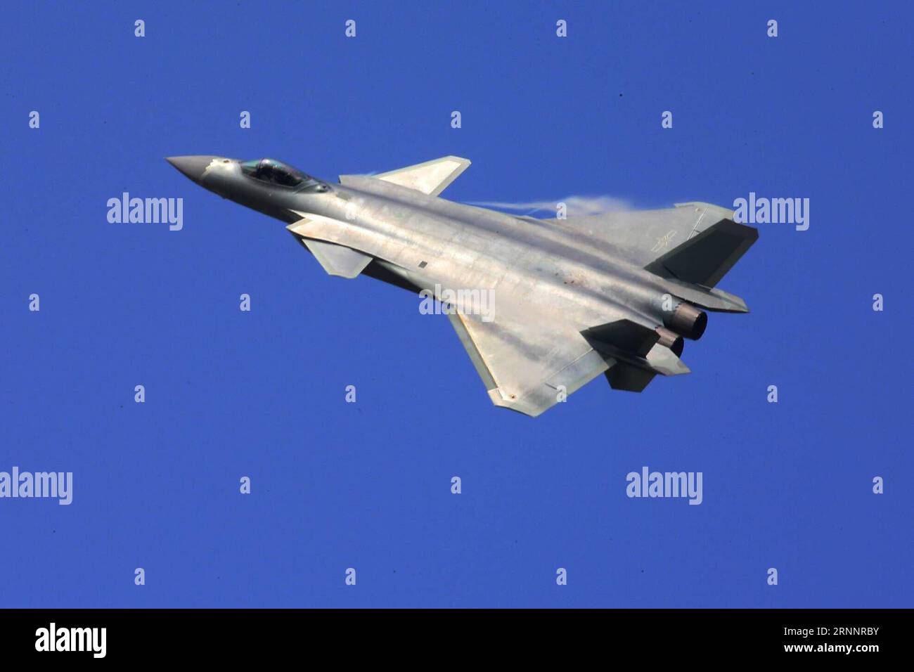 (170726) -- PÉKIN, 26 juillet 2017 -- une photo prise le 1 novembre 2016 montre un chasseur furtif J-20 construit en Chine volant à la 11e exposition internationale de l aviation et de l aérospatiale de la Chine à Zhuhai, dans la province du Guangdong, dans le sud de la Chine. Ce fut une grande année pour l armée chinoise, l Armée populaire de libération (APL) célébrant son 90e anniversaire. Alors que le 1 août, date de naissance de l APL, approche, l armée du pays a montré combien sa capacité militaire a augmenté et combien elle est engagée dans le maintien de la paix mondiale. L'APL a parcouru un long chemin depuis sa naissance pendant le soulèvement armé en t Banque D'Images