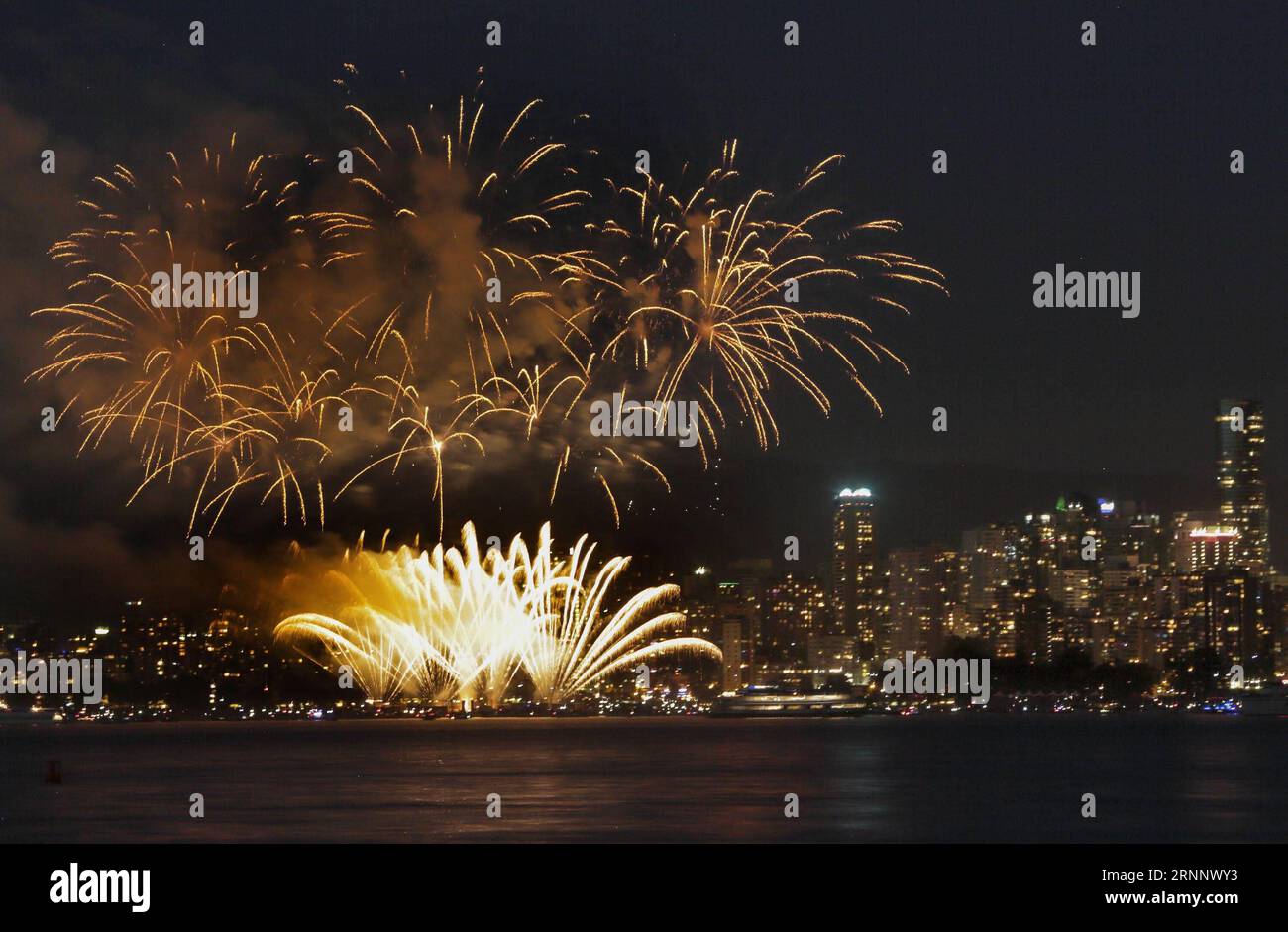 (170730) -- VANCOUVER, le 30 juillet 2017 -- l'équipe japonaise expose ses feux d'artifice lors de la 27e célébration annuelle de la lumière à Vancouver, Canada, le 29 juillet 2017. Des équipes de feux d artifice du Japon, du Royaume-Uni et du Canada participent cette année à la célébration de la lumière, une compétition annuelle de feux d artifice à Vancouver. ) (zw) CANADA-VANCOUVER-CELEBRATION OF LIGHT LiangxSen PUBLICATIONxNOTxINxCHN Vancouver juillet 30 2017 équipe japonaise Exhiber ses feux d'artifice lors de la 27e célébration annuelle de la lumière à Vancouver Canada juillet 29 2017 équipes de feux d'artifice du Japon Royaume-Uni et du Canada participent Banque D'Images