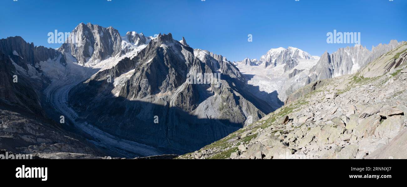 Le panorama du massif du Mont blanc et des tours des Aiguilles. Banque D'Images