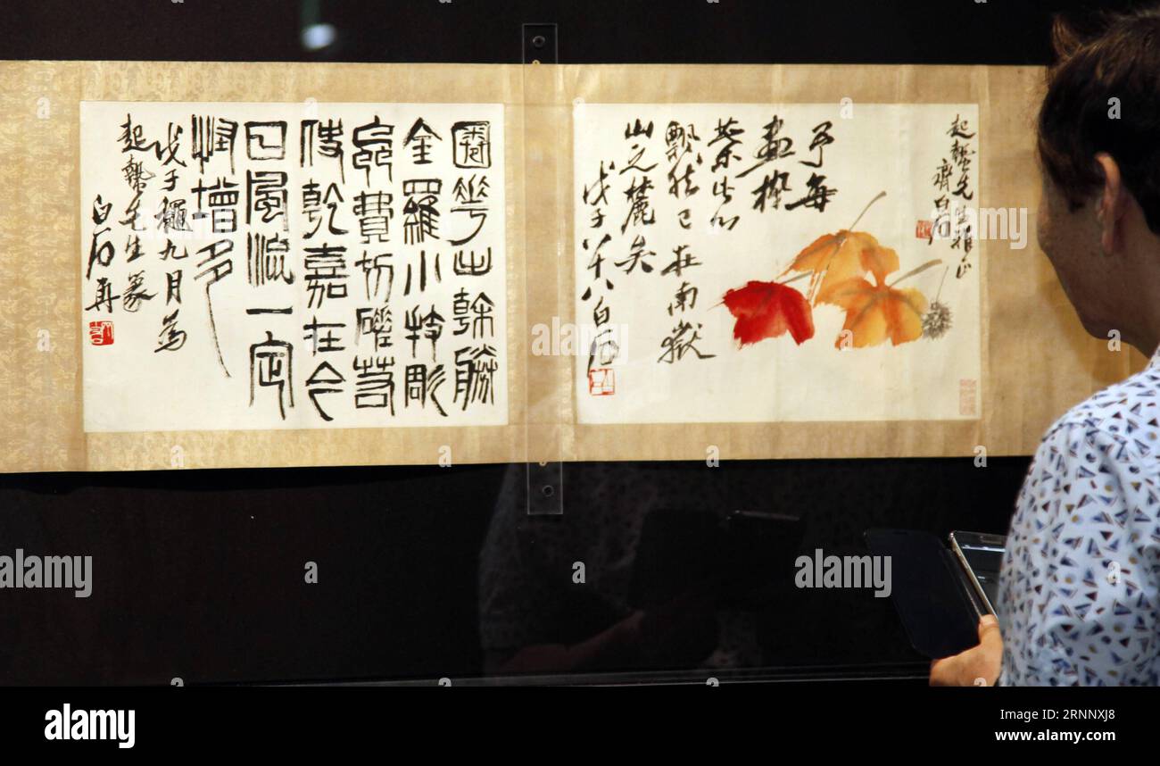 (170731) -- SÉOUL, le 31 juillet 2017 -- Un visiteur regarde l'œuvre de l'artiste chinois Qi Baishi lors d'une exposition à Séoul, en Corée du Sud, le 31 juillet 2017. Les œuvres de Qi Baishi, qui sont recueillies par le Hunan provincial Museum, sont exposées pour la première fois à Séoul. (rh) CORÉE DU SUD-SÉOUL-EXHIBITION-QI BAISHI YaoxQilin PUBLICATIONxNOTxINxCHN Séoul juillet 31 2017 un visiteur regarde l'œuvre de l'artiste chinois Qi Baishi pendant l'exposition à Séoul Corée du Sud LE 31 2017 juillet, les œuvres de Qi Baishi qui sont collectées par le Hunan provincial Museum sont exposées à Séoul pour la première Banque D'Images