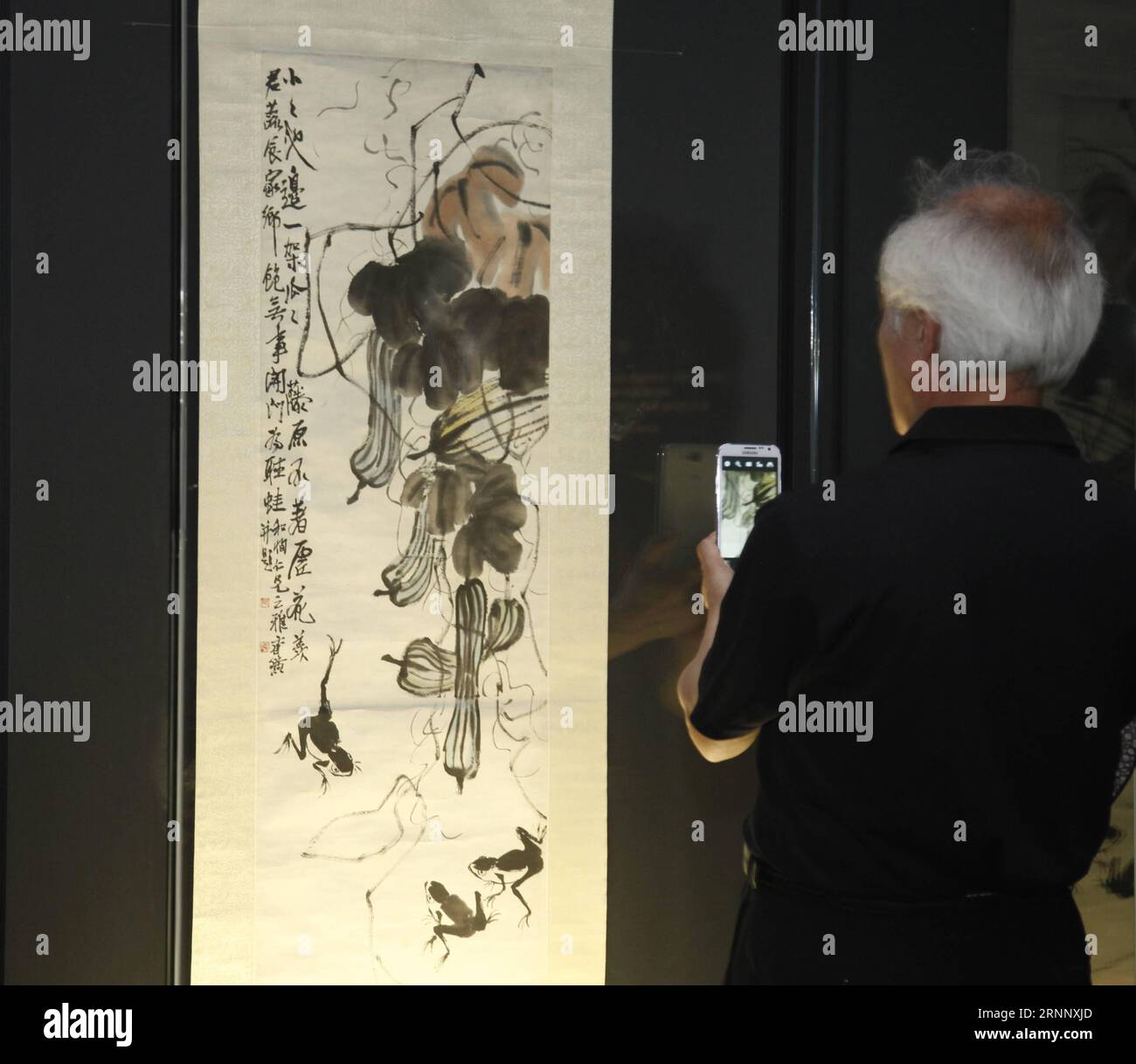 (170731) -- SÉOUL, le 31 juillet 2017 -- Un visiteur regarde l'œuvre de l'artiste chinois Qi Baishi lors d'une exposition à Séoul, en Corée du Sud, le 31 juillet 2017. Les œuvres de Qi Baishi, qui sont recueillies par le Hunan provincial Museum, sont exposées pour la première fois à Séoul. (rh) CORÉE DU SUD-SÉOUL-EXHIBITION-QI BAISHI YaoxQilin PUBLICATIONxNOTxINxCHN Séoul juillet 31 2017 un visiteur regarde l'œuvre de l'artiste chinois Qi Baishi pendant l'exposition à Séoul Corée du Sud LE 31 2017 juillet, les œuvres de Qi Baishi qui sont collectées par le Hunan provincial Museum sont exposées à Séoul pour la première Banque D'Images