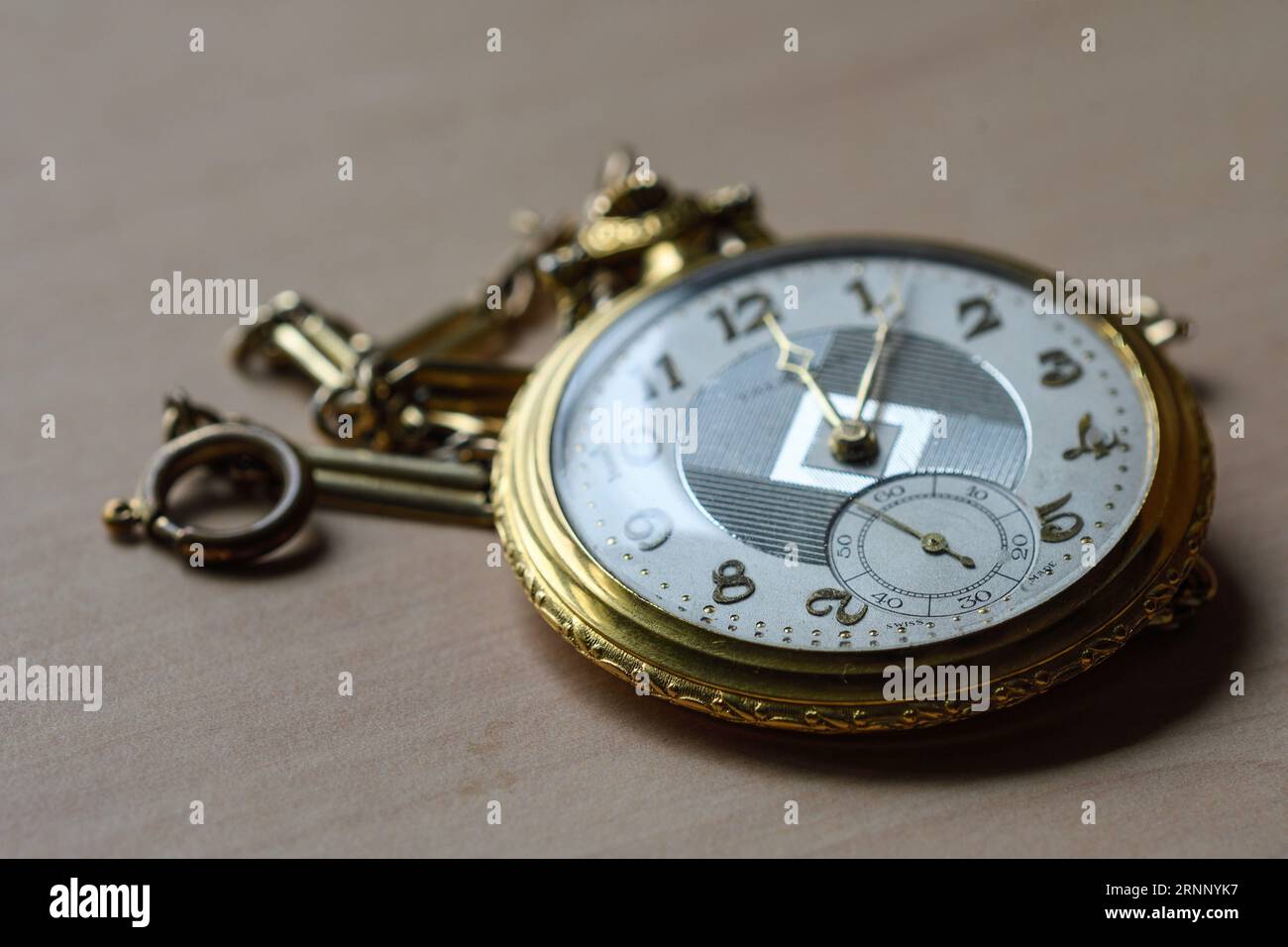 gros plan d'une montre de poche en or antique Banque D'Images