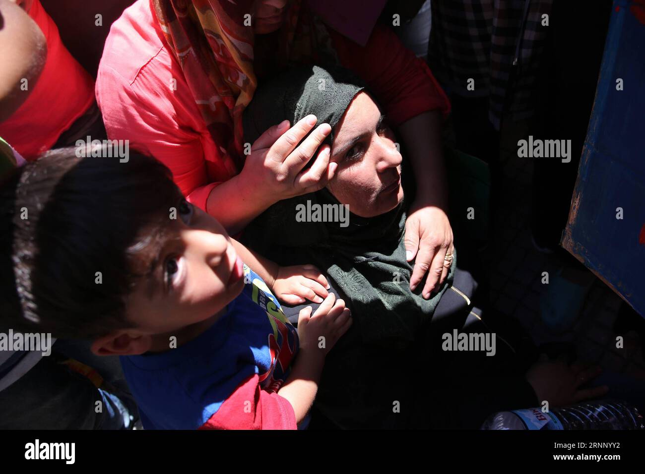 (170802) -- ATHÈNES, 2 août 2017 -- manifestation de réfugiés devant l'ambassade d'Allemagne dans le centre d'Athènes, capitale de la Grèce, le 2 août 2017. Des centaines de réfugiés vivant dans des camps d'accueil, des hôtels et des appartements loués à travers la Grèce ont organisé mercredi une manifestation pacifique symbolique contre la lenteur des relocalisations vers l'Allemagne pour le regroupement familial.) GRÈCE-ATHÈNES-RÉFUGIÉS-MANIFESTATION MariosxLolos PUBLICATIONxNOTxINxCHN Athènes août 2 2017 manifestation de réfugiés devant l'ambassade d'Allemagne dans le centre d'Athènes capitale de la Grèce LE 2 2017 août des centaines de réfugiés vivant dans des camps d'accueil Hôtels et loyer Banque D'Images