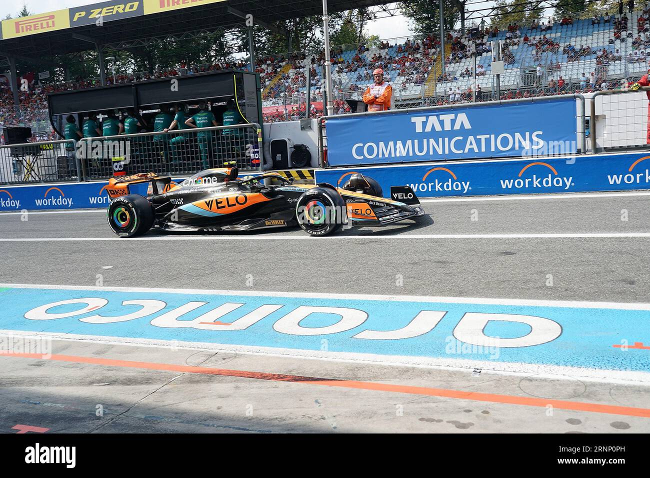 Monza, Italie. 02 septembre 2023. Sport automobile : Championnat du monde de Formule 1, Grand Prix d'Italie, 3e essais libres : Lando Norris de Grande-Bretagne de l'équipe McLaren dirige sa voiture dans la voie des stands. Le Grand Prix d’Italie aura lieu le 03.09.2023. Crédit : Hasan Bratic/dpa/Alamy Live News Banque D'Images