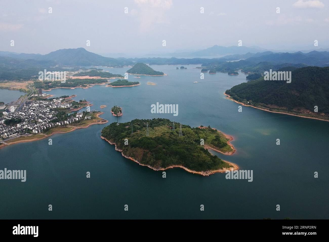 (170808) -- CHUN AN, 8 août 2017 -- une photo aérienne prise le 8 août 2017 montre le paysage du lac Qiandao, ou lac Thousand-Island, dans le comté de Chun an, province du Zhejiang dans l'est de la Chine. Le lac couvre 573 kilomètres carrés, et abrite 114 espèces de poissons connues, avec une valeur économique de plus de 4 milliards de yuans (600 millions de dollars américains). (lx) CHINA-ZHEJIANG-QIANDAO LAKE-AERIAL SCENERY (CN) ZhangxCheng PUBLICATIONxNOTxINxCHN Chun à août 8 2017 la photo aérienne prise LE 8 2017 août montre le paysage du lac Qiandao ou du lac de mille Islande à Chun au comté de Chine orientale S Zhejiang province du lac la couverture Banque D'Images