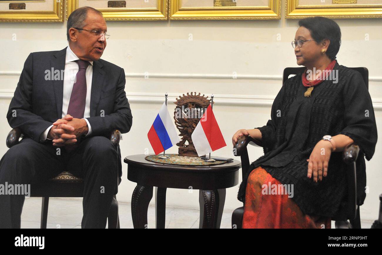 Bilder des Tages (170809) -- JAKARTA, le 9 août 2017 -- le ministre russe des Affaires étrangères Sergei Lavrov (à gauche) s'entretient avec le ministre indonésien des Affaires étrangères Retno Marsudi lors de leur rencontre à Jakarta, Indonésie, le 9 août 2017.) (zy) INDONÉSIE-JAKARTA-RUSSIAN FM-VISIT Zulkarnain PUBLICATIONxNOTxINxCHN Images la journée Jakarta 9 2017 août les ministres russes des Affaires étrangères Sergei Lavrov s entretiens avec les ministres indonésiens des Affaires étrangères Retno Marsudi lors de leur réunion à Jakarta Indonésie 9 2017 août ZY Indonesia Jakarta Russian FM Visit Zulkarnain PUBLICATIONxNOTxNOTxINxINxCHN Banque D'Images