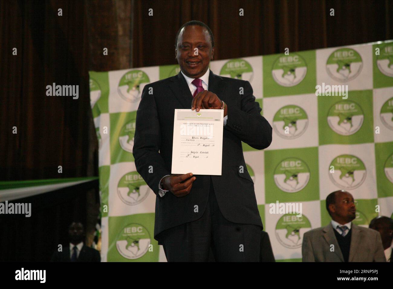 (170811) -- NAIROBI, 11 août 2017 -- le président kenyan Uhuru Kenyatta présente le certificat de vainqueur des élections présidentielles à Nairobi, capitale du Kenya, le 11 août 2017. Le président kenyan Uhuru Kenyatta a été déclaré vendredi vainqueur des élections présidentielles de mardi avec 8,20 millions (54,27 pour cent) de voix contre 6,76 millions (44,74 pour cent) pour son principal challenger, Raila Odinga après un processus électoral tendu qui a été précédé par un débrayage de l'opposition. KENYA-NAIROBI-PRESIDENTIAL ELECTION-UHURU KENYATTA-WINNING CharlesxOnyango PUBLICATIONxNOTxINxCHN 170811 Nairobi août 11 20 Banque D'Images