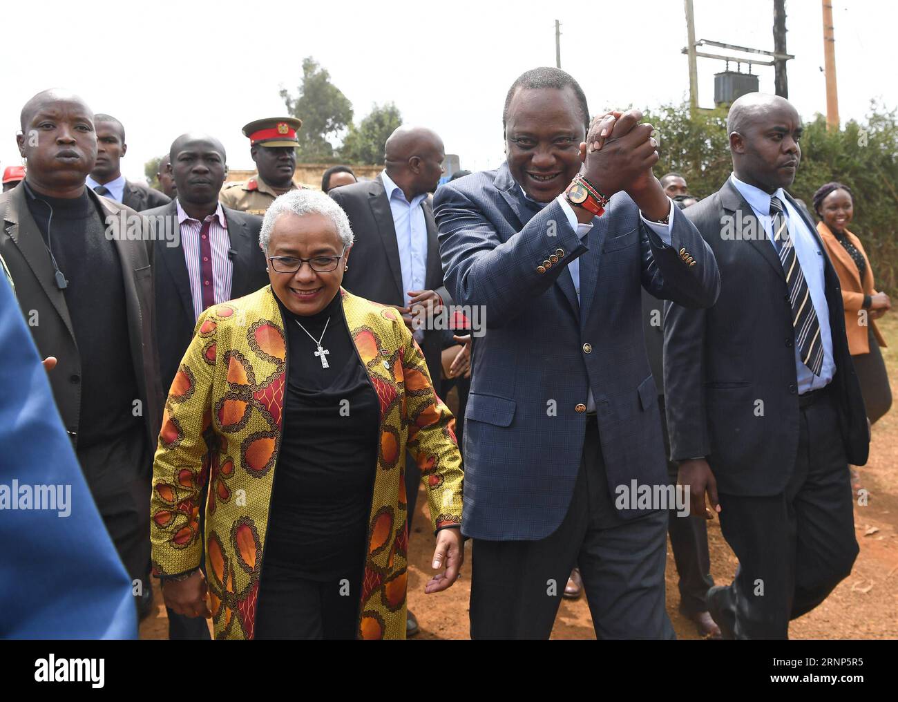 (170811) -- NEW YORK, 11 août 2017 -- une photo de dossier prise le 8 août 2017 montre le candidat à la présidence du Parti du Jubilé du Kenya, Uhuru Kenyatta (C, Front) arrivant à un bureau de vote à Gatundu, comté de Kiambu, Kenya. Le président kenyan Uhuru Kenyatta a été déclaré vendredi vainqueur des élections présidentielles de mardi avec 8,20 millions (54,27 pour cent) de voix contre 6,76 millions (44,74 pour cent) pour son principal challenger, Raila Odinga après un processus électoral tendu qui a été précédé par un débrayage de l'opposition. KENYA-ÉLECTION PRÉSIDENTIELLE-UHURU KENYATTA-DOSSIER GAGNANT CHENXCHEN Banque D'Images