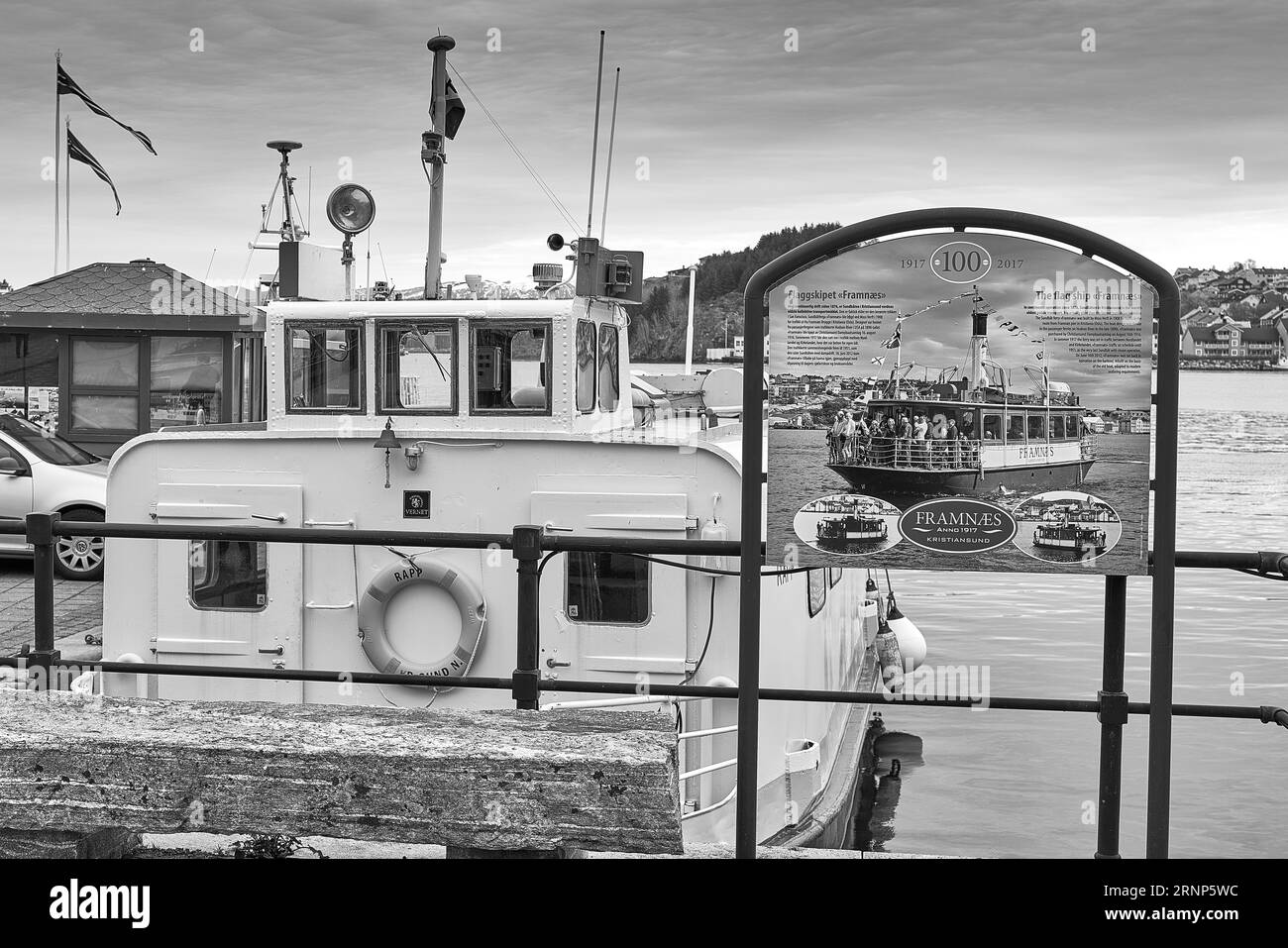 Photo en noir et blanc de Kristiansund Harbour Ferry, RAPP. Le Sundbåten est le plus ancien service de transport public au monde en utilisation continue. Norvège Banque D'Images