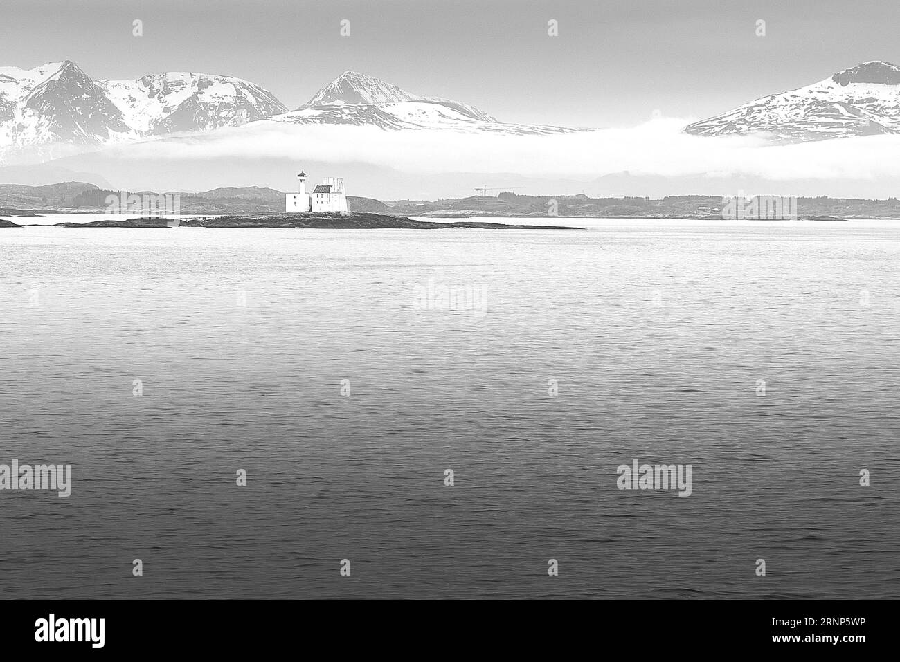 Photo en noir et blanc du phare de Hestskjær (Hestskjær fyr), construit en béton en 1879 sur Une petite île À une courte distance de Averøya, Norvège Banque D'Images Photo en noir et blanc du phare de Hestskjær (Hestskjær fyr), construit en béton en 1879 sur Une petite île À une courte distance de Averøya, Norvège Banque D'Images