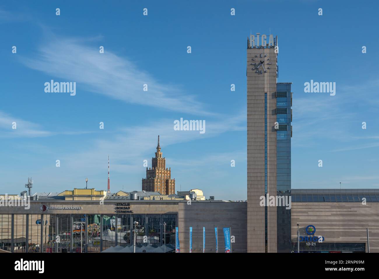 Tour de l'horloge de la gare centrale et Académie lettone des sciences - Riga, Lettonie Banque D'Images