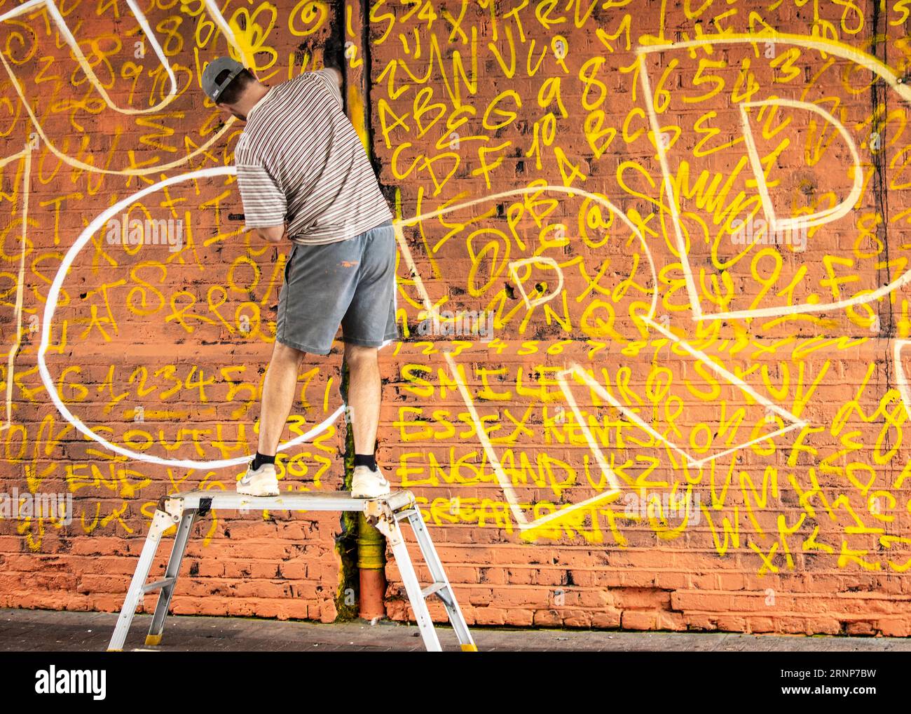 Artistes graffitis créant des œuvres d'art de rue au Southend City Jam 2023, Essex © Clarissa Debenham (film Free Photography) / Alamy Banque D'Images