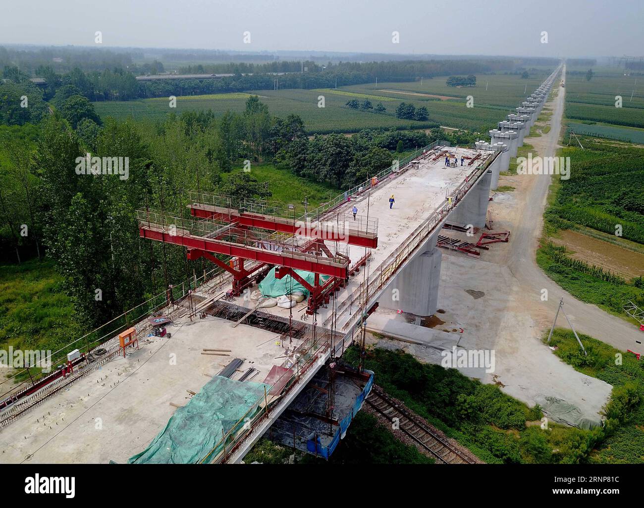 (170815) -- ZHENGZHOU, 15 août 2017 -- des membres du personnel travaillent sur le chantier de construction de la section Henan du chemin de fer à grande vitesse Zhengzhou-Wanzhou à Yuzhou, province du Henan en Chine centrale, 15 août 2017. Avec une vitesse prévue de 350 kilomètres par heure, le chemin de fer sera une ligne de transport de passagers clé entre le centre et le sud-ouest de la Chine. (Zhs) CHINA-HENAN-ZHENGZHOU-WANZHOU-RAILWAY-CONSTRUCTION (CN) LixAn PUBLICATIONxNOTxINxCHN 170815 Zhengzhou août 15 2017 les membres du personnel travaillent SUR le chantier de construction de la section Henan du chemin de fer à grande vitesse Zhengzhou Wanzhou à Yuzhou Central China S Henan Pr Banque D'Images