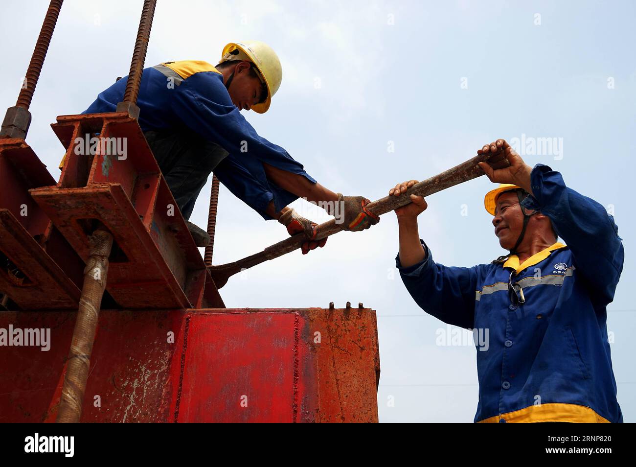(170815) -- ZHENGZHOU, 15 août 2017 -- des membres du personnel travaillent sur le chantier de construction de la section Henan du chemin de fer à grande vitesse Zhengzhou-Wanzhou à Yuzhou, province du Henan en Chine centrale, 15 août 2017. Avec une vitesse prévue de 350 kilomètres par heure, le chemin de fer sera une ligne de transport de passagers clé entre le centre et le sud-ouest de la Chine. (Zhs) CHINA-HENAN-ZHENGZHOU-WANZHOU-RAILWAY-CONSTRUCTION (CN) LixAn PUBLICATIONxNOTxINxCHN 170815 Zhengzhou août 15 2017 les membres du personnel travaillent SUR le chantier de construction de la section Henan du chemin de fer à grande vitesse Zhengzhou Wanzhou à Yuzhou Central China S Henan Pr Banque D'Images