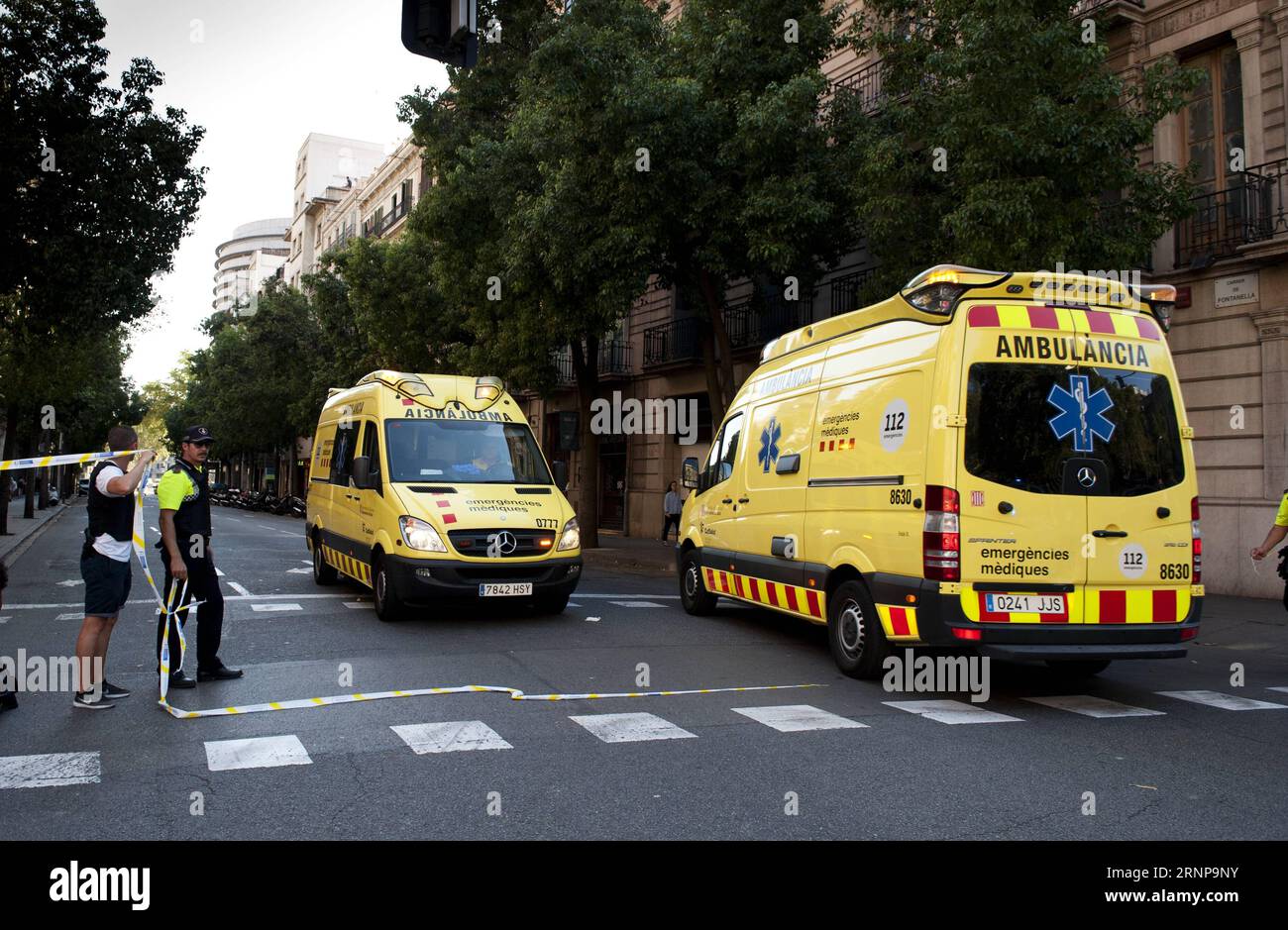 (170817) -- BARCELONE (ESPAGNE), 17 août 2017 -- des ambulances sont vues près de la Plaza Catalonia à la suite d'un attentat terroriste dans le centre de Barcelone, Espagne, le 17 août 2017. Treize personnes ont été tuées, 80 autres blessées et hospitalisées avec 15 d'entre elles dans un état grave dans l'attaque terroriste de Barcelone jeudi après-midi, a déclaré un responsable espagnol. ESPAGNE-BARCELONE-ATTAQUE TERRORISTE LinoxDexVallier PUBLICATIONxNOTxINxCHN Barcelone Espagne août 17 2017 ambulances sont lacs près de la Plaza Catalonia suite à un attentat terroriste dans le centre de Barcelone Espagne LE 17 2017 août treize célébrités ont été TUÉES 80 autres Banque D'Images