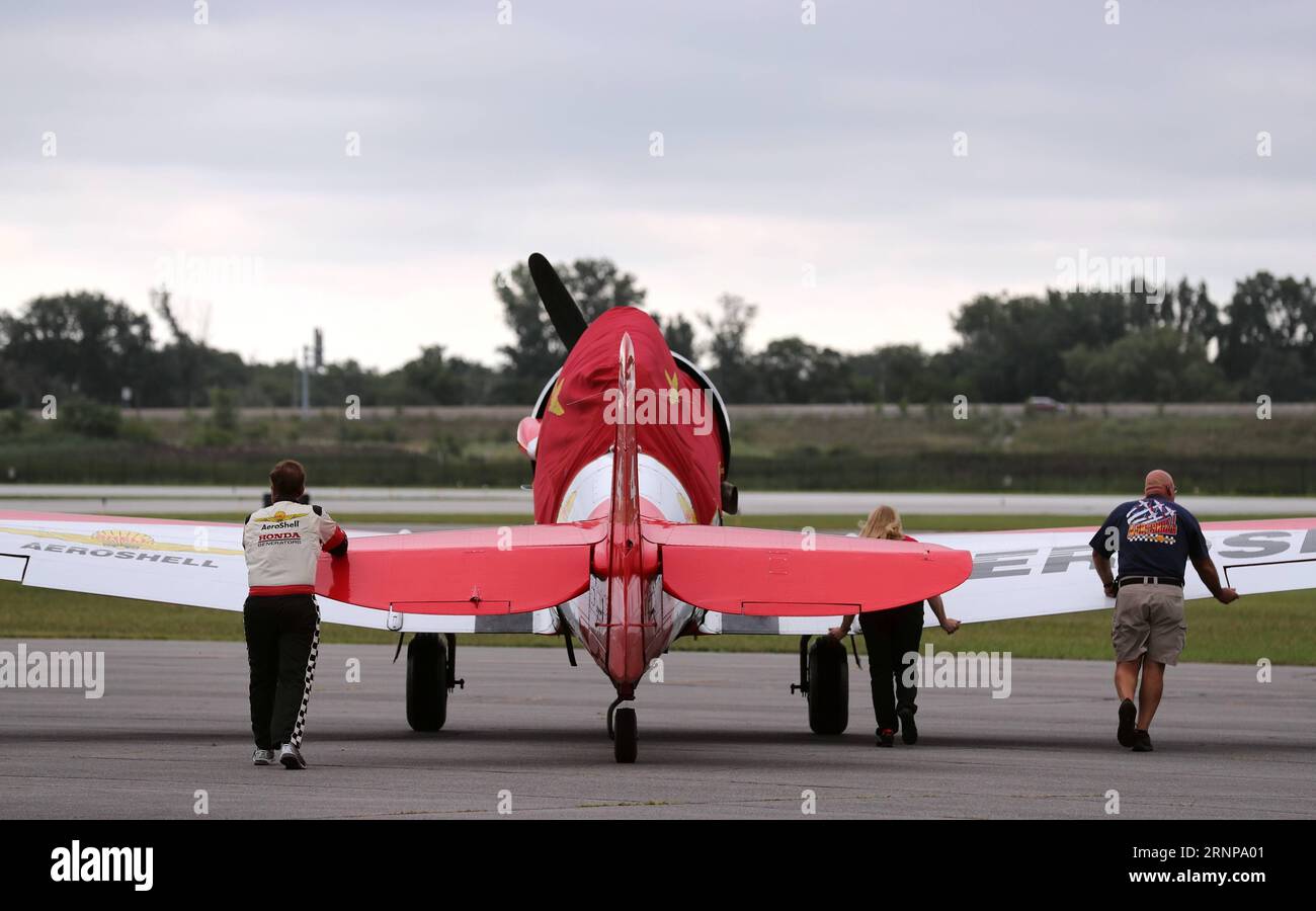 (170818) -- CHICAGO, 18 août 2017 -- une équipe au sol pousse un avion de voltige au Gary Jet Center, Chicago, États-Unis, le 17 août 2017. La Journée des médias du 59e salon annuel de l'air et de l'eau de Chicago a été inaugurée jeudi au Gary Jet Center pour les journalistes et les photographes. Le spectacle débutera à North Avenue Beach samedi et dimanche. )(gj) US-CHICAGO-AIR ET EAU SHOW-MEDIA DAY WangxPing PUBLICATIONxNOTxINxCHN Chicago 18 2017 août l'équipage au sol pousse à Aerobatics avion à piste AU Gary Jet Center Chicago États-Unis 17 2017 août la Journée des médias pour le 59e canal annuel Banque D'Images