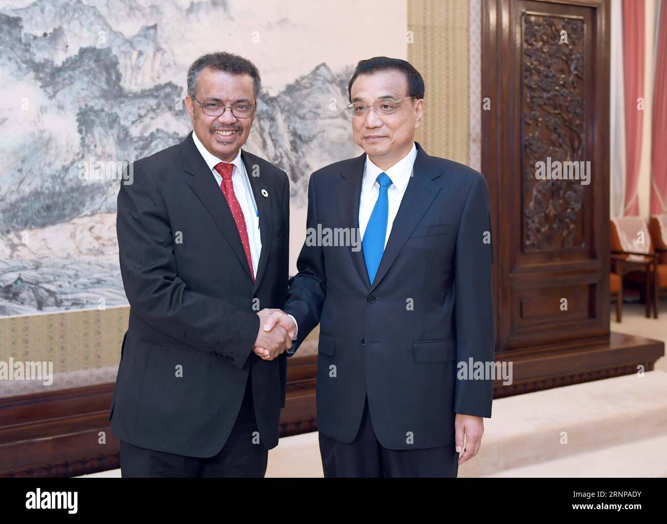 (170818) -- BEIJING, 18 août 2017 -- le Premier ministre chinois Li Keqiang (R) rencontre le nouveau chef de l'Organisation mondiale de la santé (OMS), le Dr Tedros Adhanom Ghebreyesus à Beijing, capitale de la Chine, le 18 août 2017. )(wjq) CHINA-BEIJING-LI KEQIANG-WHO-MEETING (CN) ZhangxDuo PUBLICATIONxNOTxINxCHN Beijing août 18 2017 le Premier ministre chinois a quitté Keqiang r rencontre le nouveau chef de l'Organisation mondiale de la Santé qui Dr Tedros Adhanom Ghebreyesus à Beijing capitale de la Chine BLJJQ Pékin a quitté Keqiang WHO Réunion Duo ZHANG 18 2017 août 1990 Banque D'Images