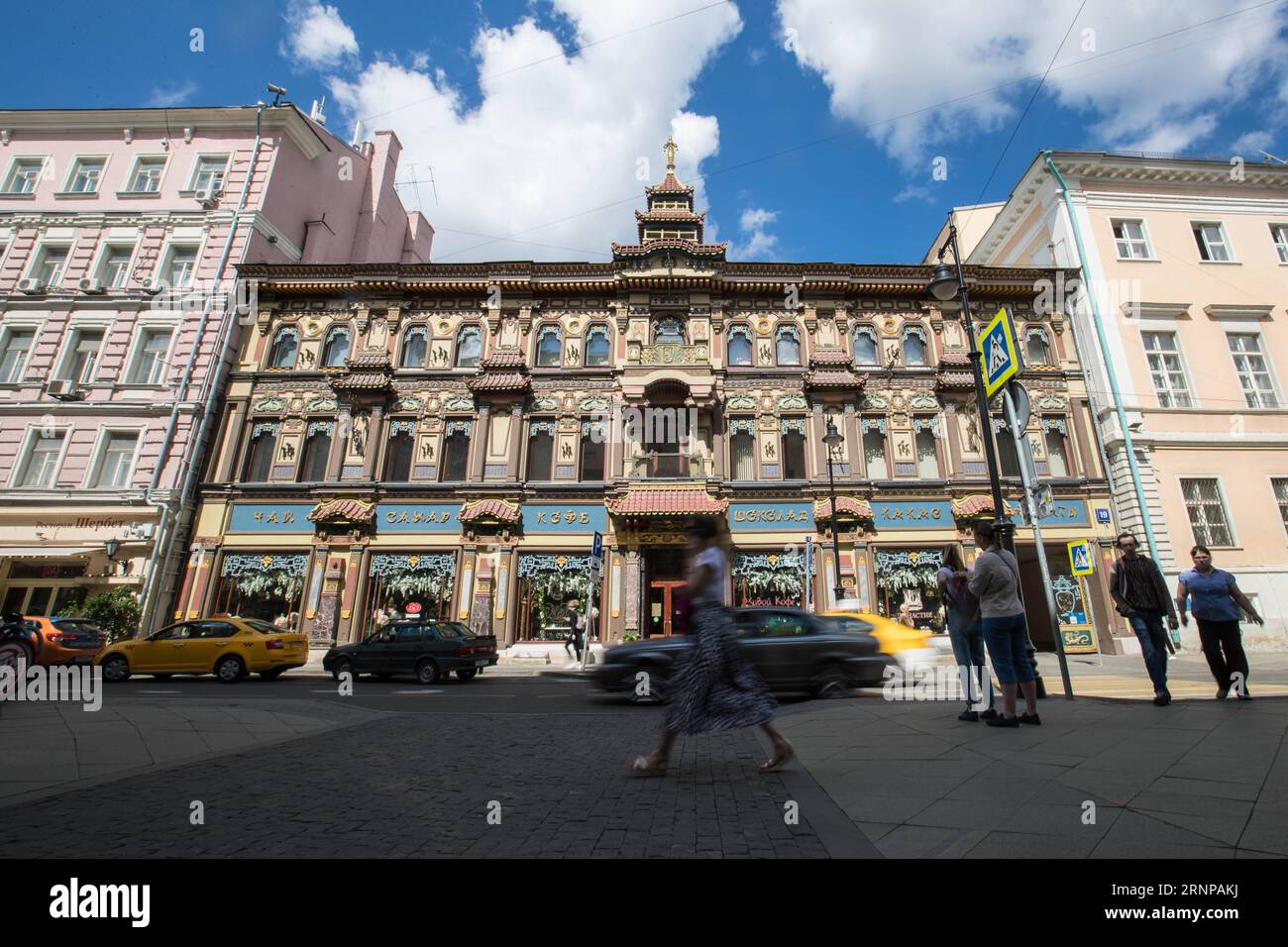 (170819) -- MOSCOU, 19 août 2017 -- les gens passent devant le salon de thé et de café de la rue Myasnitskaya à Moscou, Russie, le 20 juillet 2017. Le thé et le café, construit dans le style traditionnel chinois à la fin du 19e siècle, est bien connu parmi les résidents locaux et les touristes. Il vend du thé et du café depuis son ouverture et a une histoire de plus de 100 ans.) (gj) RUSSIE-MOSCOU-STYLE CHINOIS-MAISON DE THÉ wuxzhuang PUBLICATIONxNOTxINxCHN Moscou août 19 2017 célébrités passent devant le thé et café SUR LA rue Myasnitskaya à Moscou Russie juillet 20 2017 le thé et café construit en Russie canal traditionnel Banque D'Images