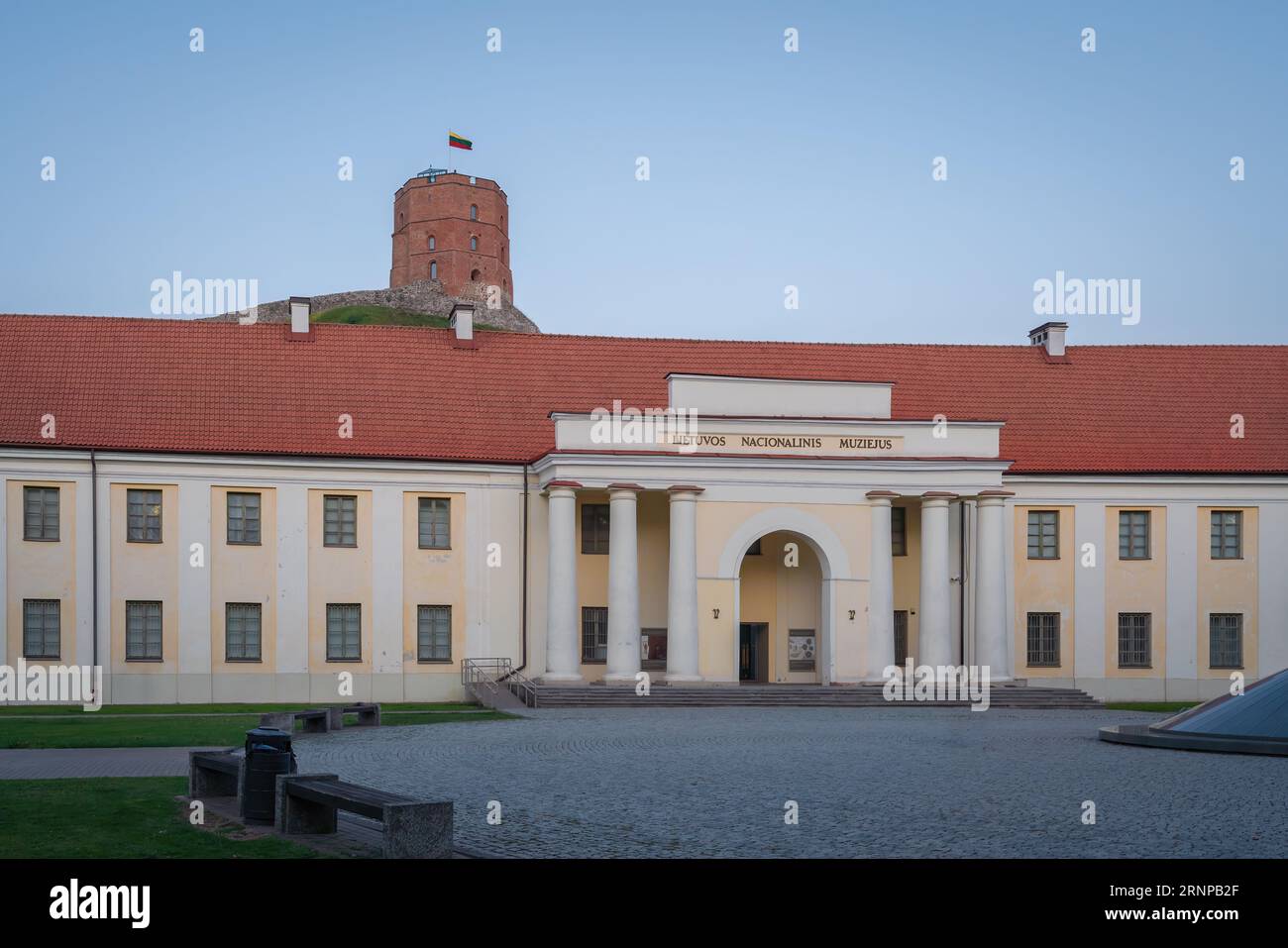 Nouvel Arsenal du Musée National de Lituanie et Tour du Château de Gediminas - Vilnius, Lituanie Banque D'Images