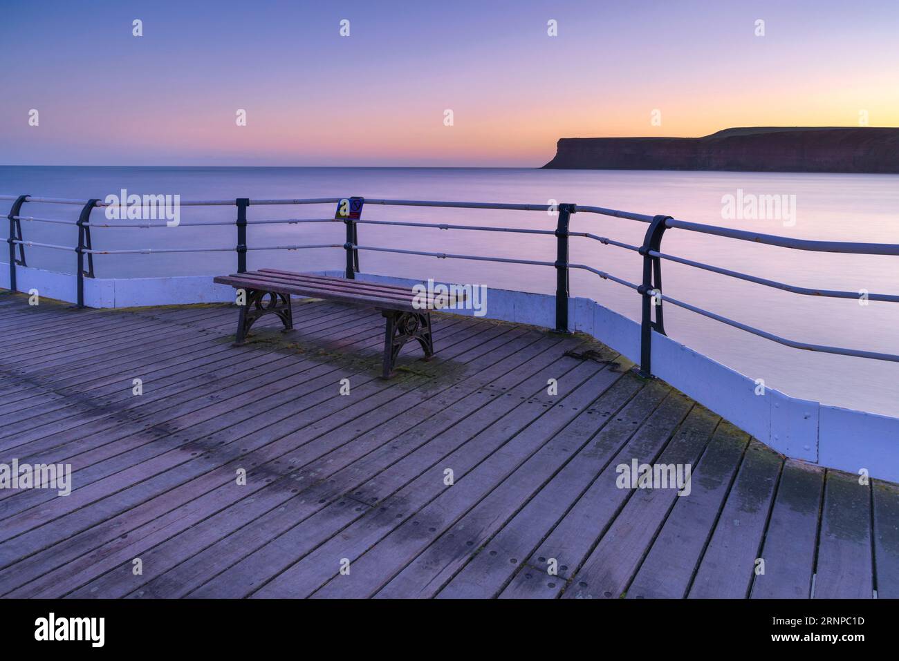 Chasser la falaise de Saltburn Pier au lever du soleil, Saltburn, North Yorkshire, Royaume-Uni Banque D'Images
