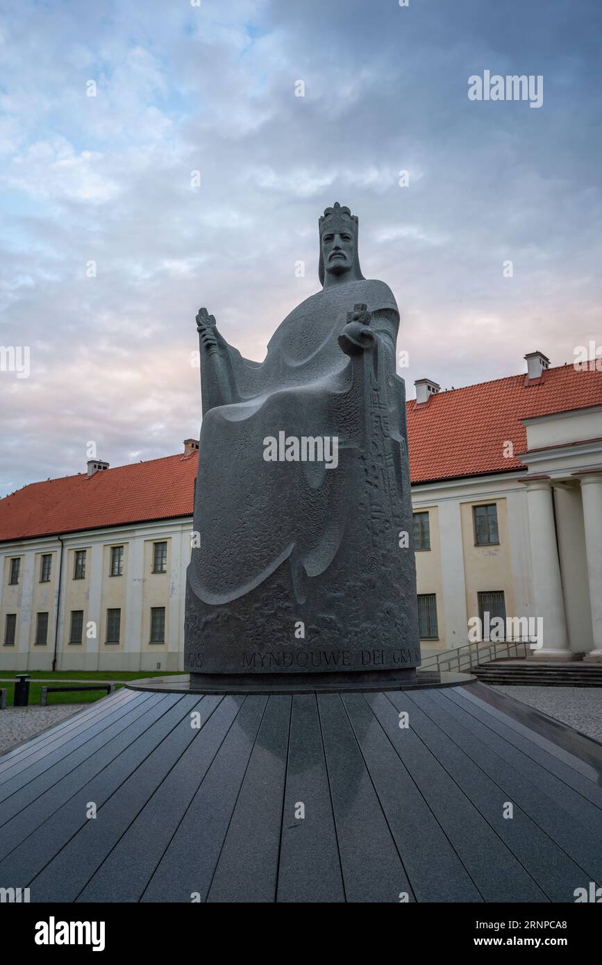 Monument au roi Mindaugas devant le nouvel arsenal du Musée National de Lituanie - Vilnius, Lituanie Banque D'Images