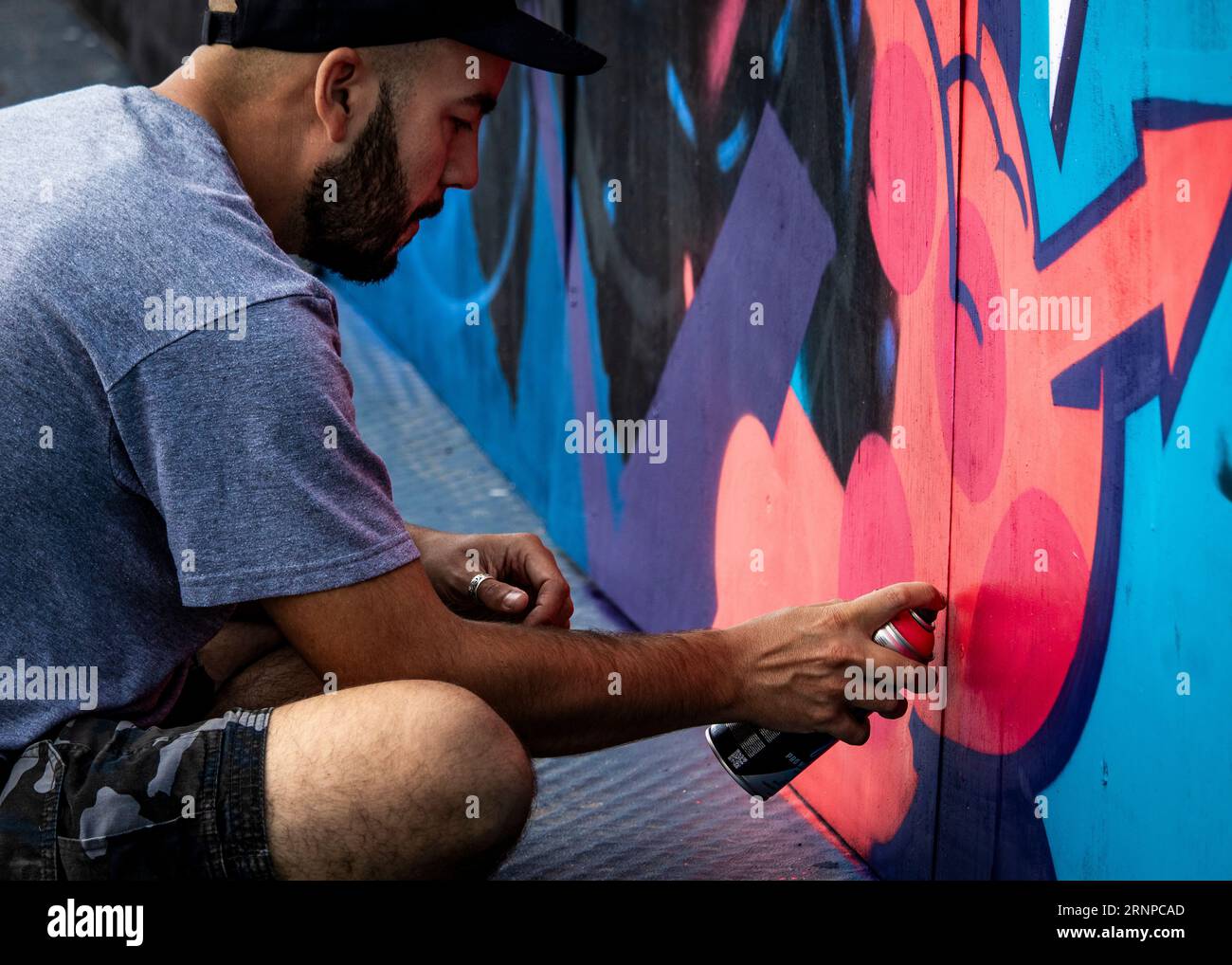 Artistes graffitis créant des œuvres d'art de rue au Southend City Jam 2023, Essex © Clarissa Debenham (film Free Photography) / Alamy Banque D'Images