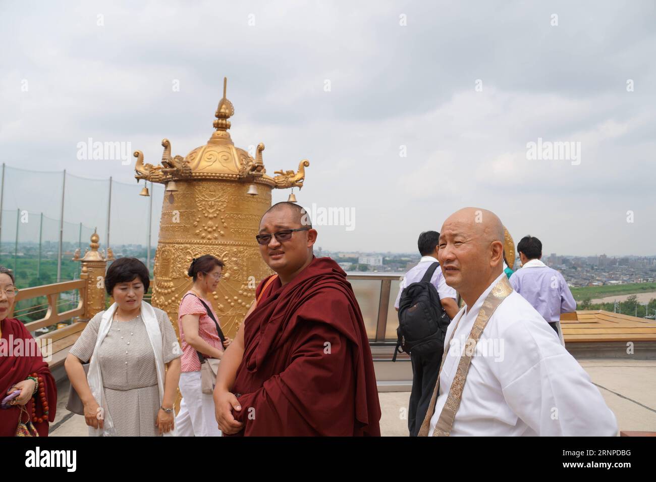 (170824) -- TOKYO, 24 août 2017 -- des membres d'une délégation d'échange de culture tibétaine chinoise visitent le temple Chambalin, le seul temple bouddhiste tibétain au Japon, à Nagoya, le 22 août 2017. La délégation a terminé mercredi une visite au Japon, au cours de laquelle elle a informé les législateurs japonais, la presse et les groupes religieux sur les grands progrès réalisés dans la région autonome du Tibet de la Chine. (Whw) JAPON-NAGOYA-DÉLÉGATION CHINOISE DE LA CULTURE TIBÉTAINE-VISITE ShenxHonghui PUBLICATIONxNOTxINxCHN Tokyo août 24 2017 les membres d'une délégation chinoise d'échange culturel tibétain visitent le Temple le seul Tibétain Banque D'Images