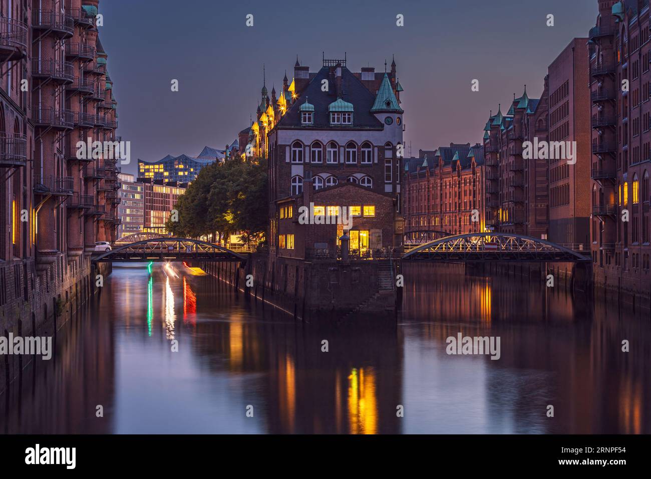 La Cité des entrepôts ou la Speicherstadt avec son principal point de repère, le Wasserschloss ou le Watercastle. Photo prise le 8 juin 2023 à l'UNESC Banque D'Images