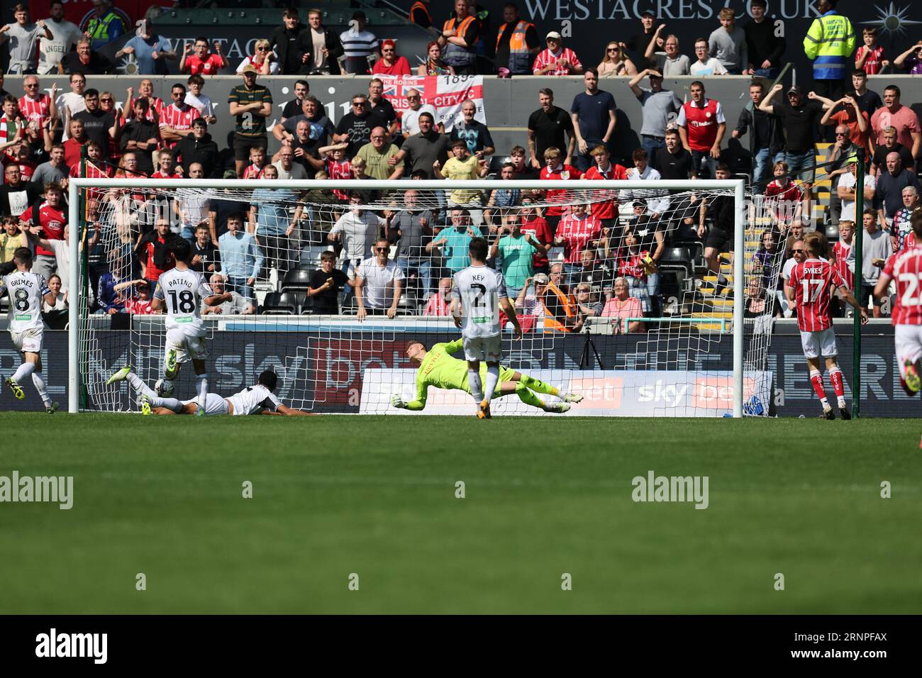 Swansea, Royaume-Uni. 02 septembre 2023. Mark Sykes de Bristol City (17) marque le 1e but de son équipe. Match de championnat EFL Skybet, Swansea City contre Bristol City au Swansea.com Stadium à Swansea, pays de Galles le samedi 2 septembre 2023. Cette image ne peut être utilisée qu'à des fins éditoriales. Usage éditorial uniquement, photo par Andrew Orchard/Andrew Orchard photographie sportive/Alamy Live News crédit : Andrew Orchard photographie sportive/Alamy Live News Banque D'Images