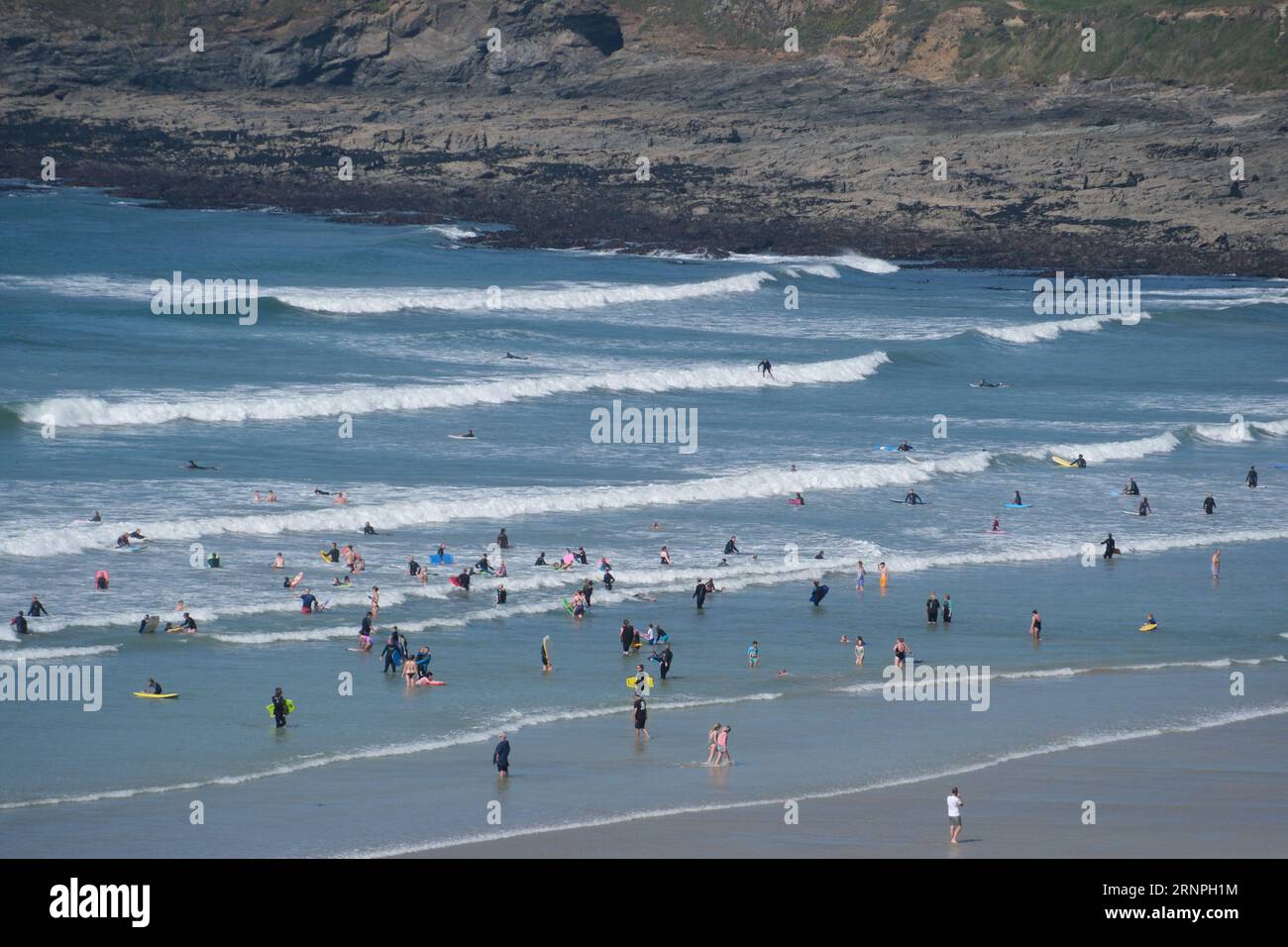 Polzeath, Cornouailles, Royaume-Uni. 2 septembre 2023. UK Météo. Après une semaine humide, le soleil est sorti pour la fin des vacances d'été à Polzeath sur la côte nord de Cornwall. Crédit Simon Maycock / Alamy Live News. Banque D'Images