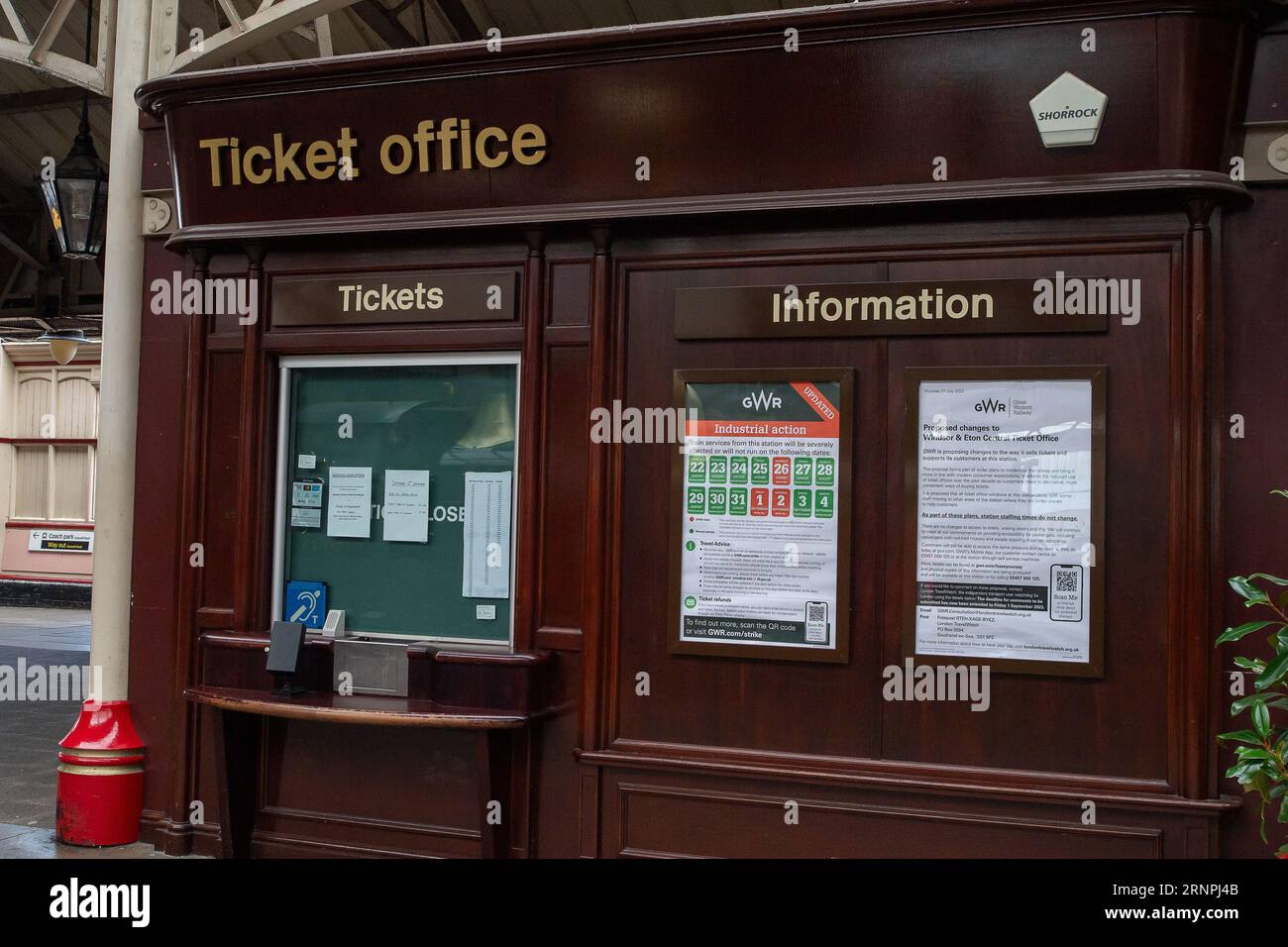 Windsor, Berkshire, Royaume-Uni. 2 septembre 2023. C'était un matin tranquille à la gare centrale de Windsor dans le Berkshire. Les membres de la RMT sont en grève aujourd'hui dans un différend amer sur les salaires et la fermeture proposée des guichets de la gare ferroviaire qui a entraîné des annulations de trains. Crédit : Maureen McLean/Alamy Live News Banque D'Images