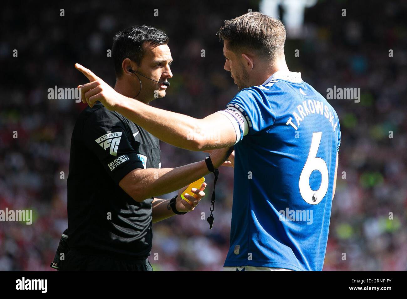 2 septembre 2023 ; Bramall Lane, Sheffield, Angleterre ; Premier League football, Sheffield United contre Everton ; James Tarkowski d'Everton se plaint à l'arbitre Andy Madley après une réservation pour Jarrad Braithwaite Banque D'Images