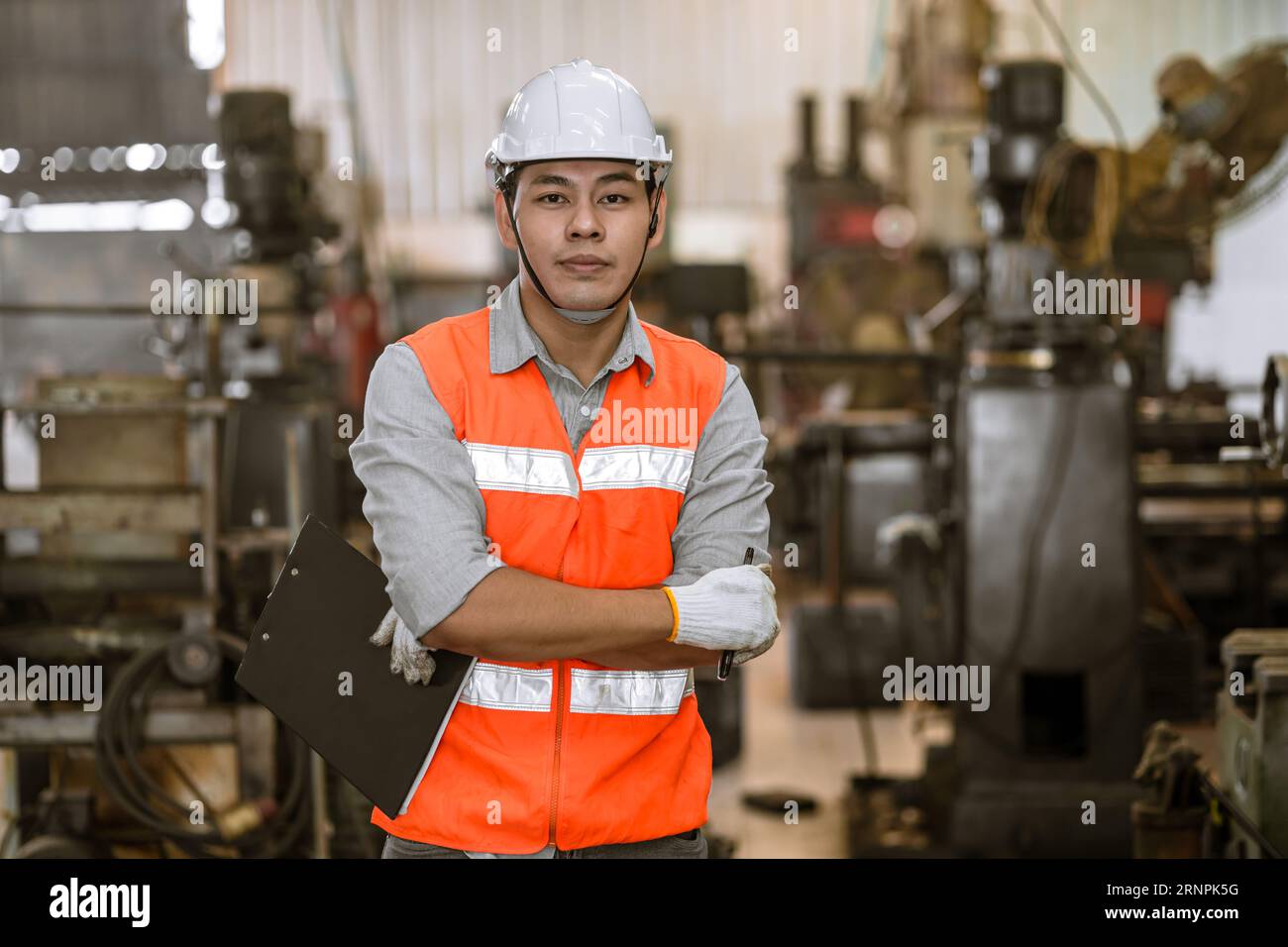 portrait ingénieur professionnel travailleur masculin asiatique dans l'industrie d'usine de fraisage de tour de métaux lourds Banque D'Images