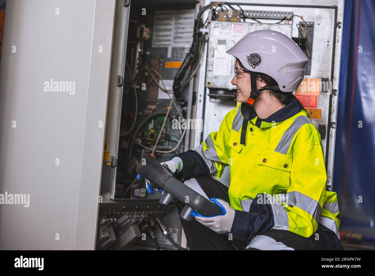électricien femme travailleuse. femme ingénieur en électricité travaillant dans l'armoire de circuit haute tension. salle de commande des disjoncteurs de la machine d'entretien du technicien Banque D'Images
