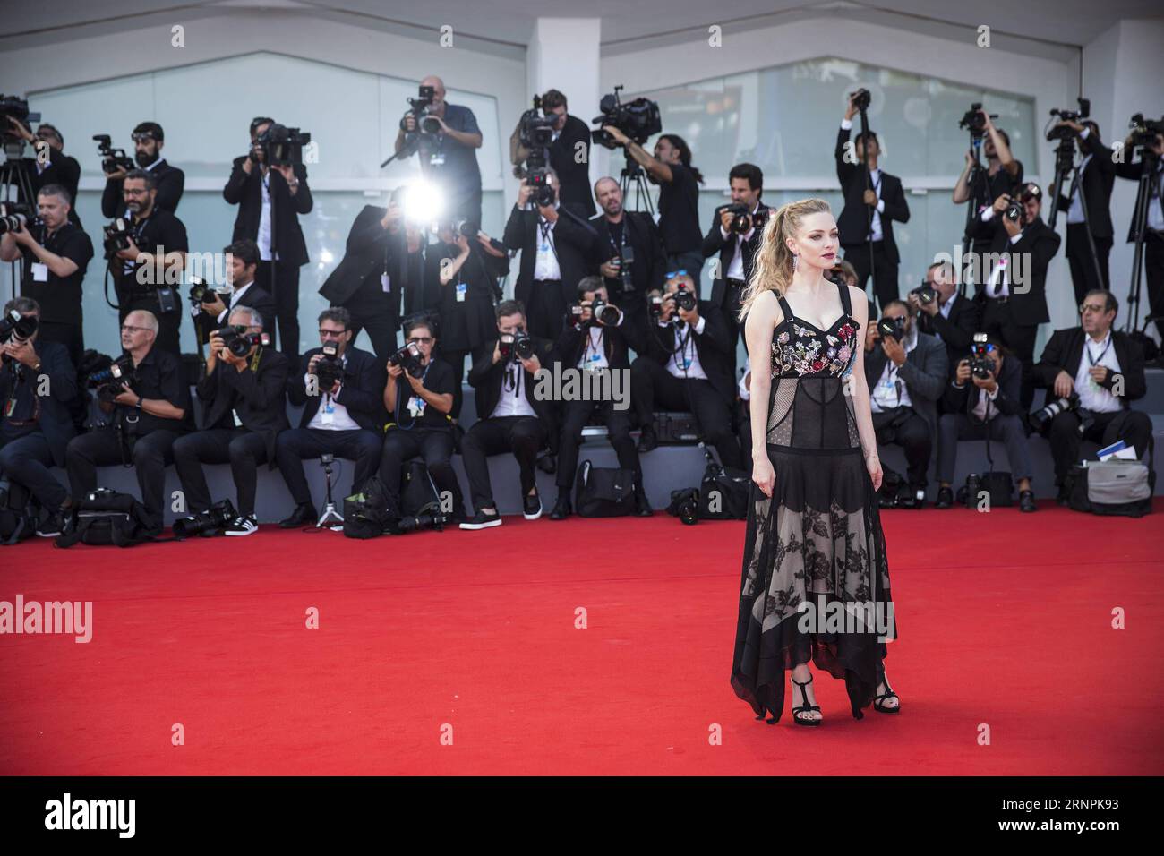 (170901) -- VENISE, 1 septembre 2017 -- l'actrice Amanda Seyfried arrive pour la première du film première réformée au 74e Festival du film de Venise à Venise, Italie, le 31 août 2017.) (Zjl) ITALY-VENICE-FILM FESTIVAL- PREMIÈRE RÉFORMÉE PREMIÈRE JinxYu PUBLICATIONxNOTxINxCHN Venise sept 1 2017 l'actrice Amanda Seyfried arrive pour la première du film première réformée AU 74e Festival de Venise Italie LE 31 2017 août zjl Italie Festival de Venise première réformée JinxYu PUBLICATIONxNOTxINxCHN Banque D'Images