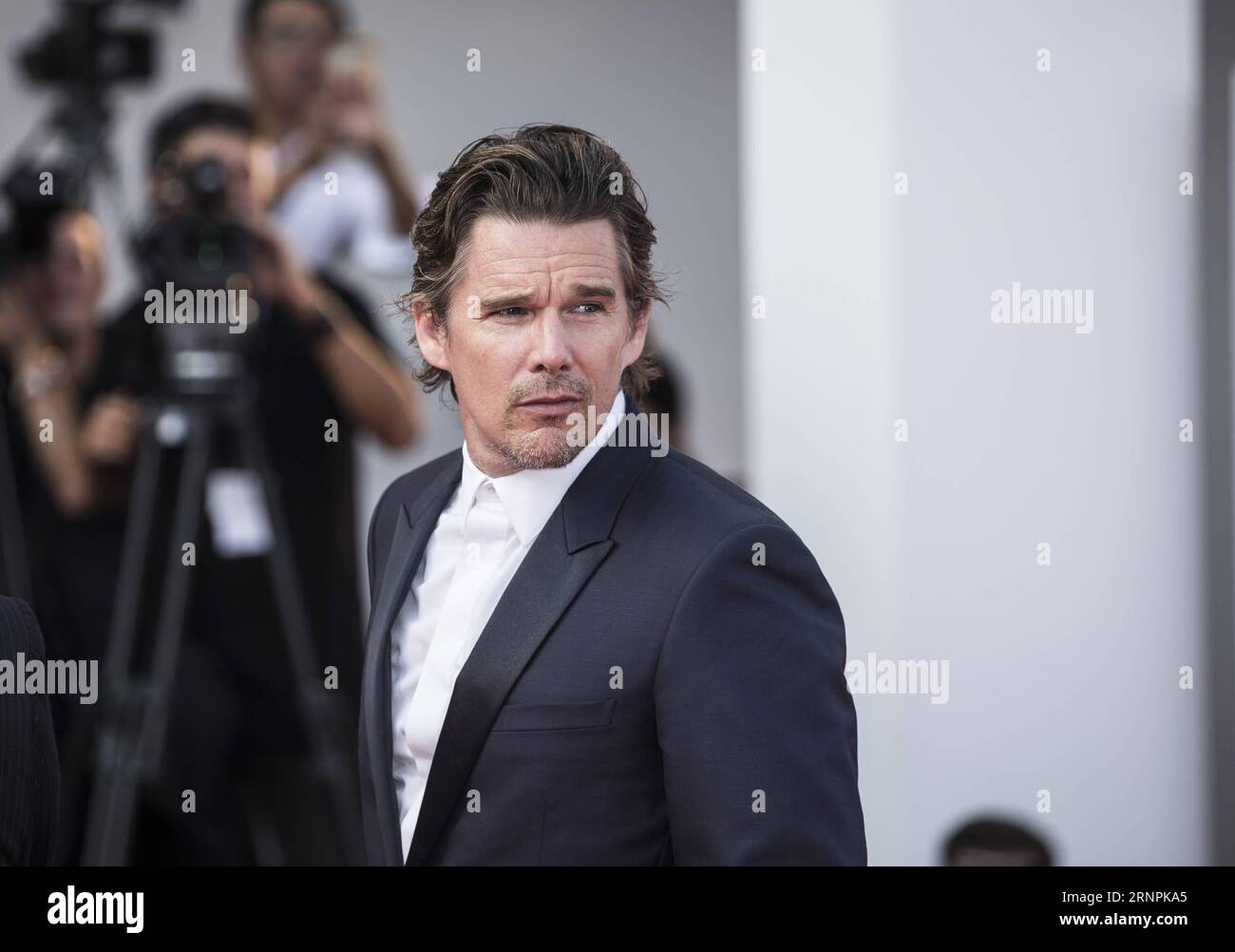 (170901) -- VENISE, 1 septembre 2017 -- l'acteur Ethan Hawke arrive pour la première du film première réformée au 74e Festival du film de Venise à Venise, Italie, le 31 août 2017.) (Zjl) ITALY-VENICE-FILM FESTIVAL- PREMIÈRE RÉFORMÉE PREMIÈRE JinxYu PUBLICATIONxNOTxINxCHN Venise sept 1 2017 l'acteur éthane Hawke arrive pour la première du film première réformé AU 74e Festival du film de Venise Italie LE 31 2017 août zjl Italie Festival du film de Venise première réformée JinxYu PUBLICATIONxNOTxINxCHN Banque D'Images