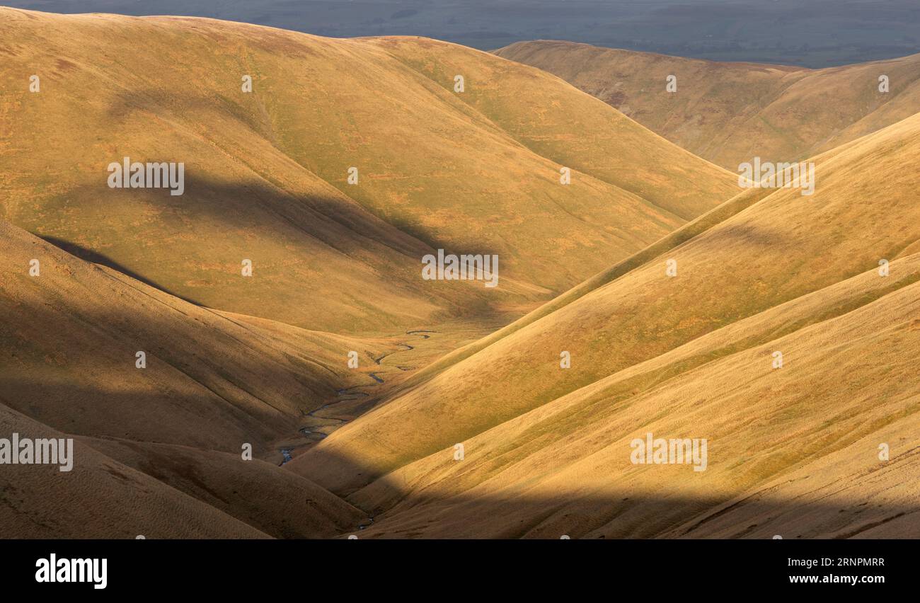 Vue du Langdale Beck vers Langdale Fell et Langdale depuis près de Hazelgill knott sur West Fell, Howgill Fells, Sedbergh, Cumbria, Royaume-Uni Banque D'Images