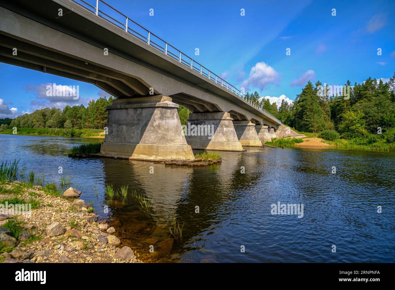 Pont en béton restauré et reconstruit sur la plus longue rivière de Lettonie, Gauja, près de la ville de Strenci. Pont sur la rivière, en summe.r Banque D'Images