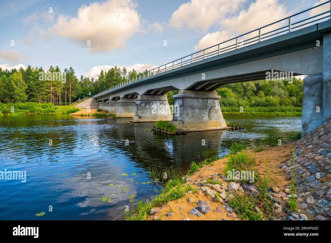 Pont en béton restauré et reconstruit sur la plus longue rivière de Lettonie, Gauja, près de la ville de Strenci. Pont sur la rivière, en été. Banque D'Images