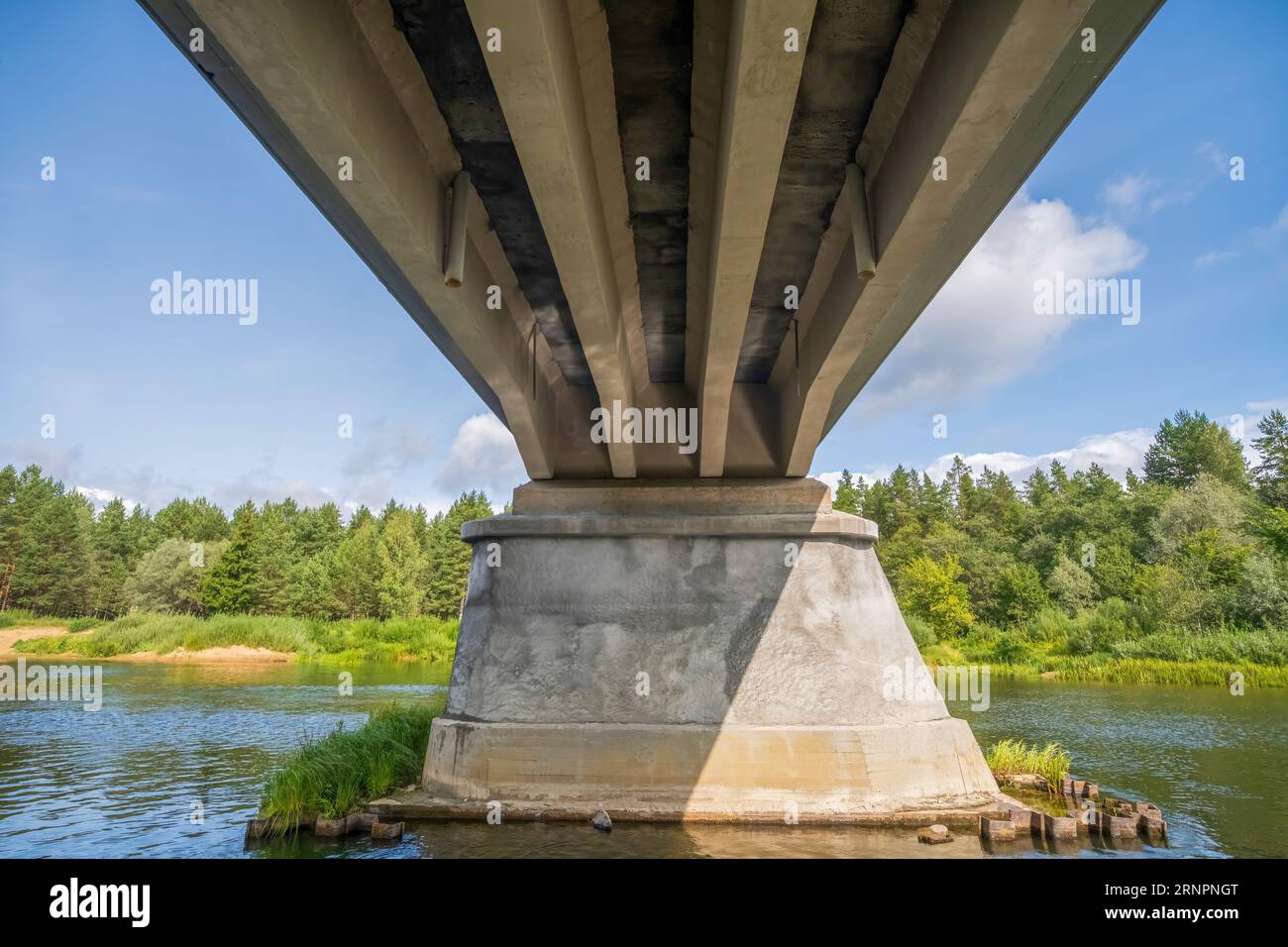 Pont en béton restauré et reconstruit sur la plus longue rivière de Lettonie, Gauja, près de la ville de Strenci. Pont sur la rivière, en été. Banque D'Images