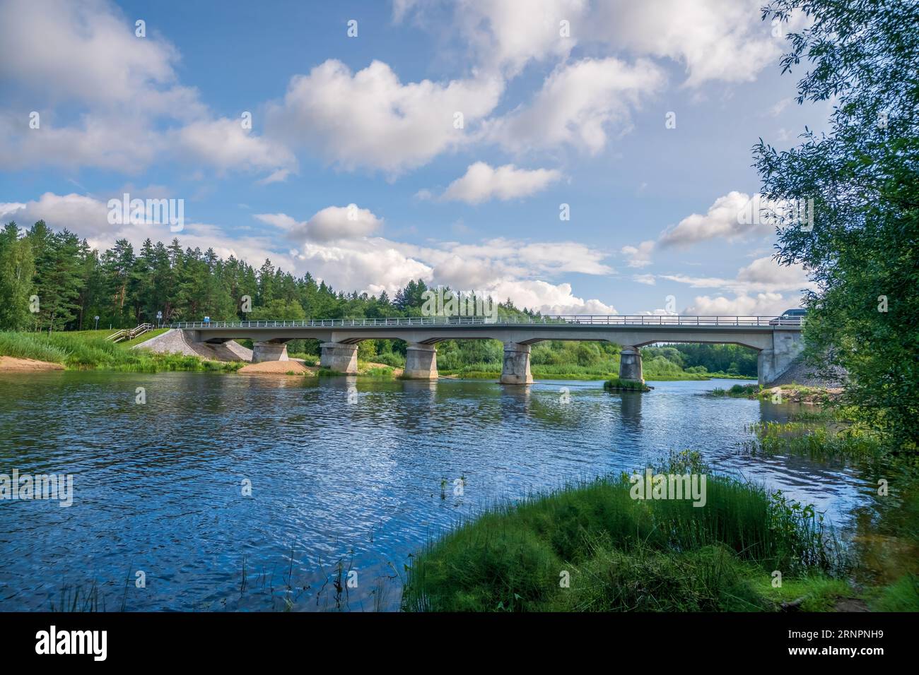 Pont en béton restauré et reconstruit sur la plus longue rivière de Lettonie, Gauja, près de la ville de Strenci. Pont sur la rivière, en été. Banque D'Images