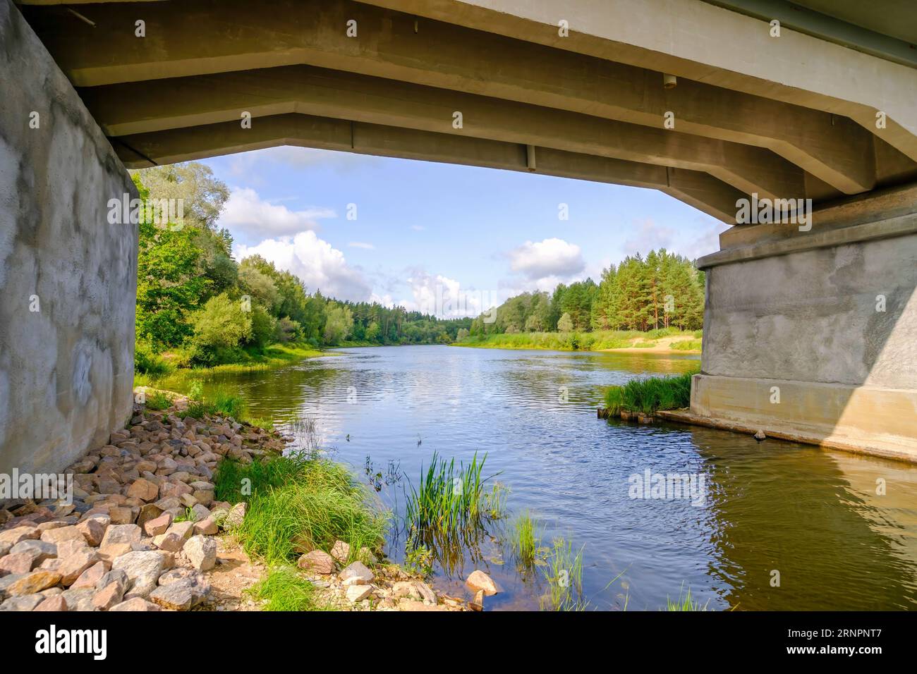 Pont en béton restauré et reconstruit sur la plus longue rivière de Lettonie, Gauja, près de la ville de Strenci. Pont sur la rivière, en été Banque D'Images
