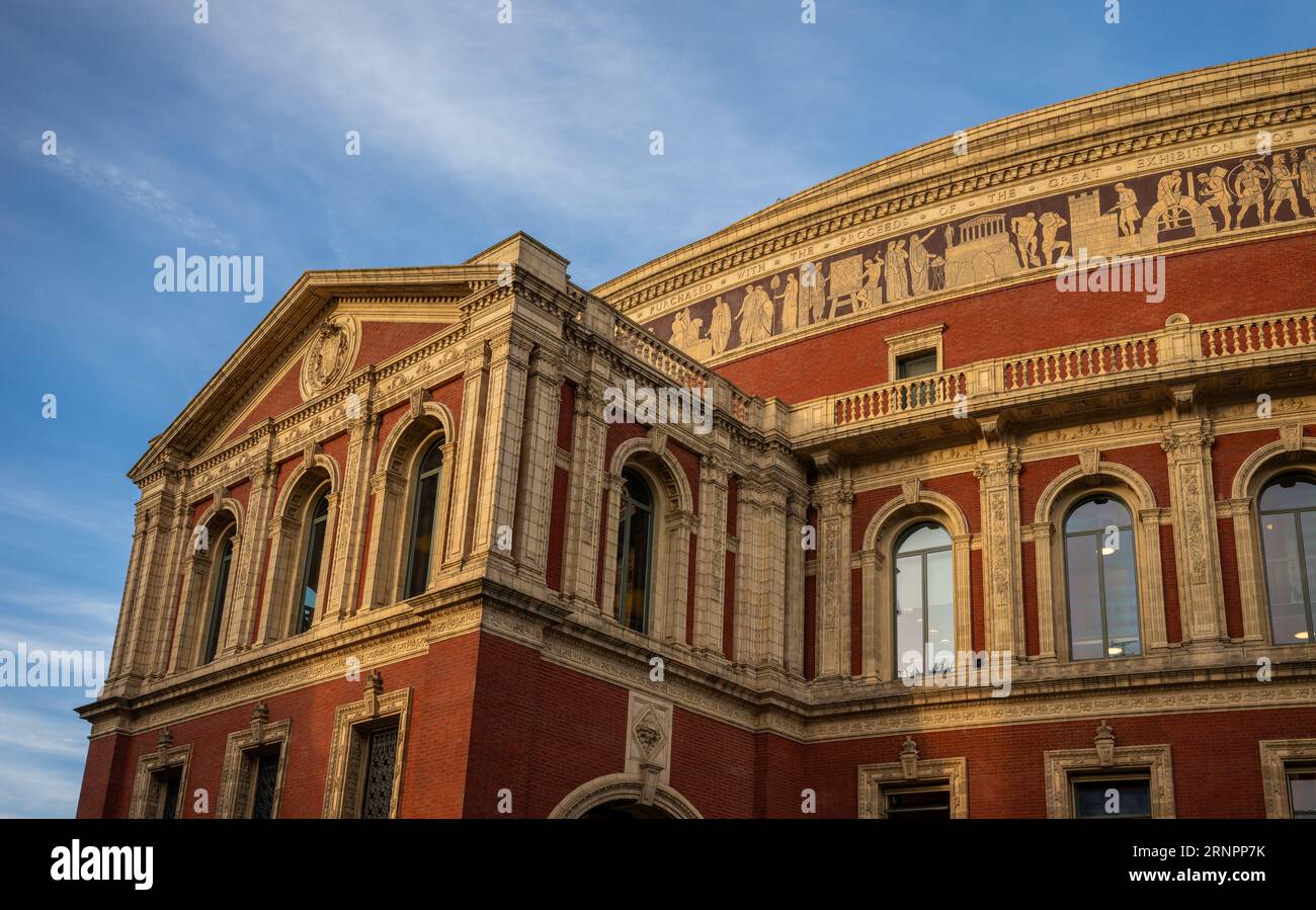 Londres, Royaume-Uni : le Royal Albert Hall, une célèbre salle de concert et salle de spectacle à South Kensington, Londres. Vue du soir depuis le sud-ouest. Banque D'Images