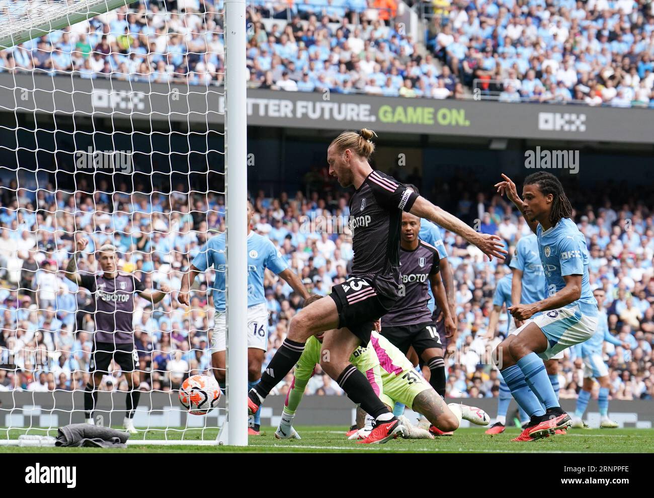 Tim Ream de Fulham (au centre) marque le premier but de son équipe lors du match de Premier League au Etihad Stadium, Manchester. Date de la photo : Samedi 2 septembre 2023. Banque D'Images