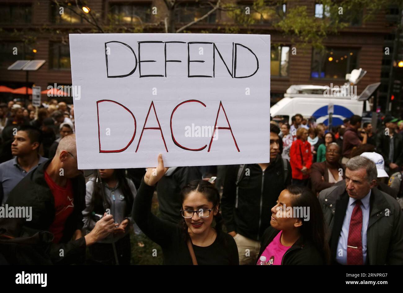 170906 -- CHICAGO, 6 septembre 2017 -- des gens assistent à un rassemblement pour protester contre la décision de l'administration Trump de mettre fin à une politique visant à protéger les immigrants qui ont été amenés aux États-Unis alors qu'ils étaient enfants dans le centre-ville de Chicago, aux États-Unis, le 5 septembre 2017. Le procureur général des États-Unis Jeff sessions a annoncé mardi la décision d'annuler l'action différée pour les arrivées d'enfants, connue sous le nom de DACA, un programme de l'ère Obama pour protéger les immigrants qui ont été amenés illégalement aux États-Unis alors qu'ils étaient enfants. Jmmn U.S.-CHICAGO-PROTEST-DACA wangxping PUBLICATIONxNOTxINxCHN Banque D'Images